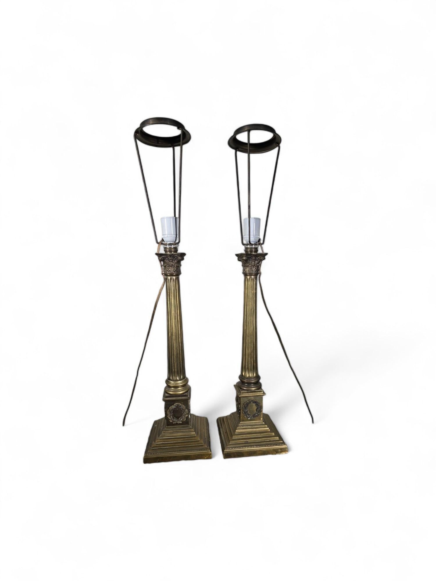 Bronze Elegance Paire de lampes de table à colonne en bronze du 19e siècle en vente