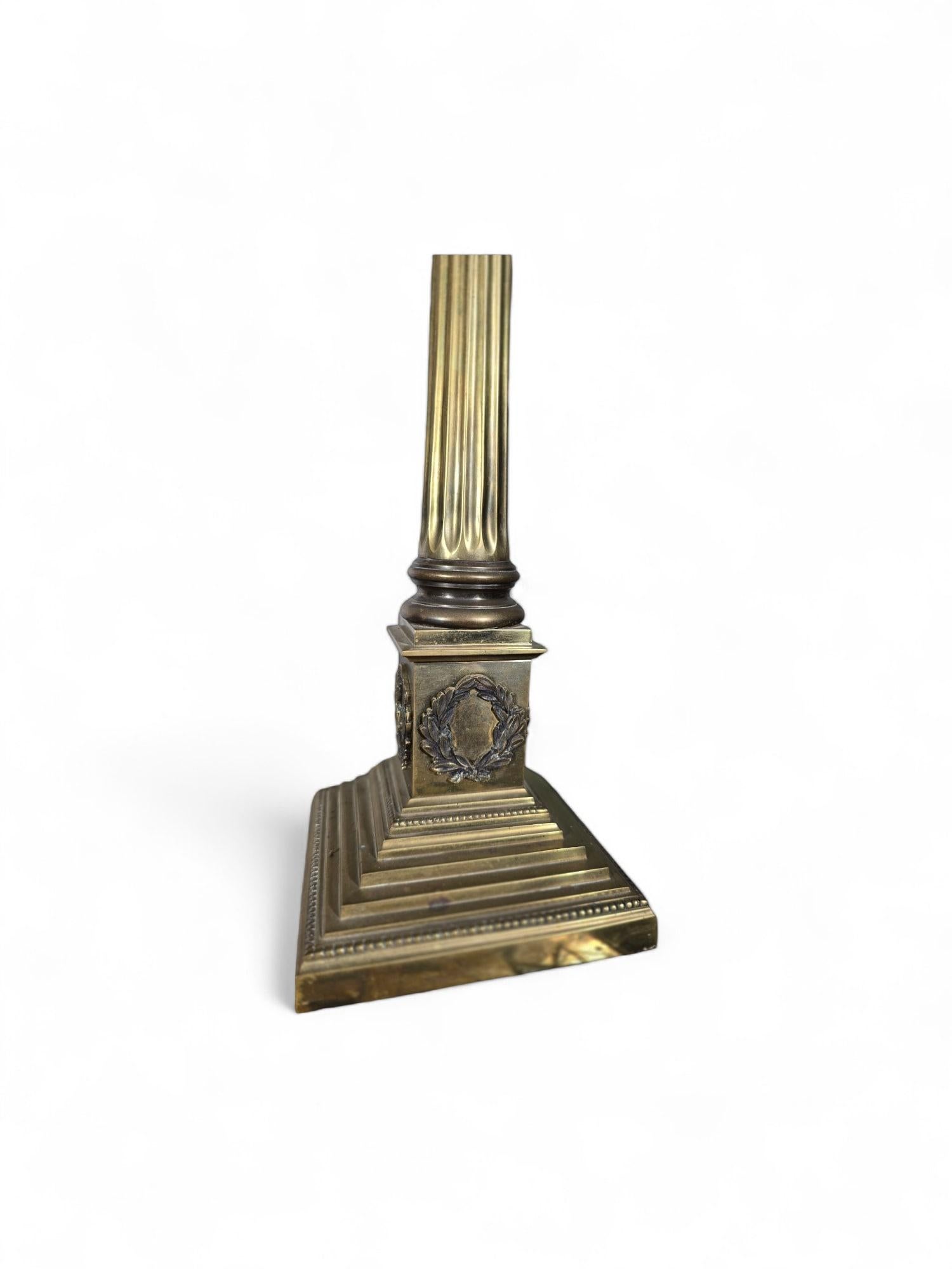 Elegance Paire de lampes de table à colonne en bronze du 19e siècle en vente 2