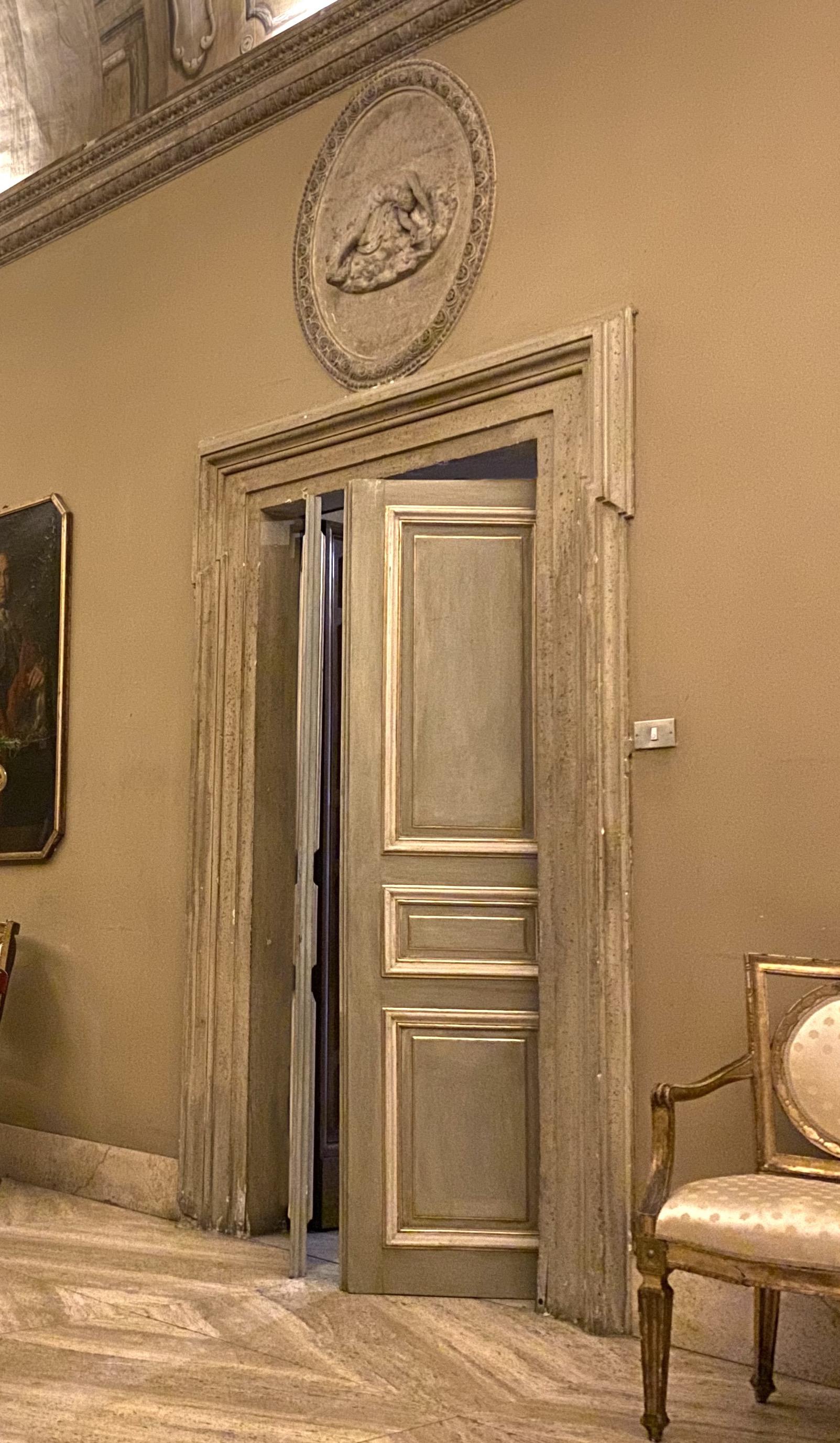 Elegante coppia di porte o rivestimenti dipinti italiani del XIX secolo 4