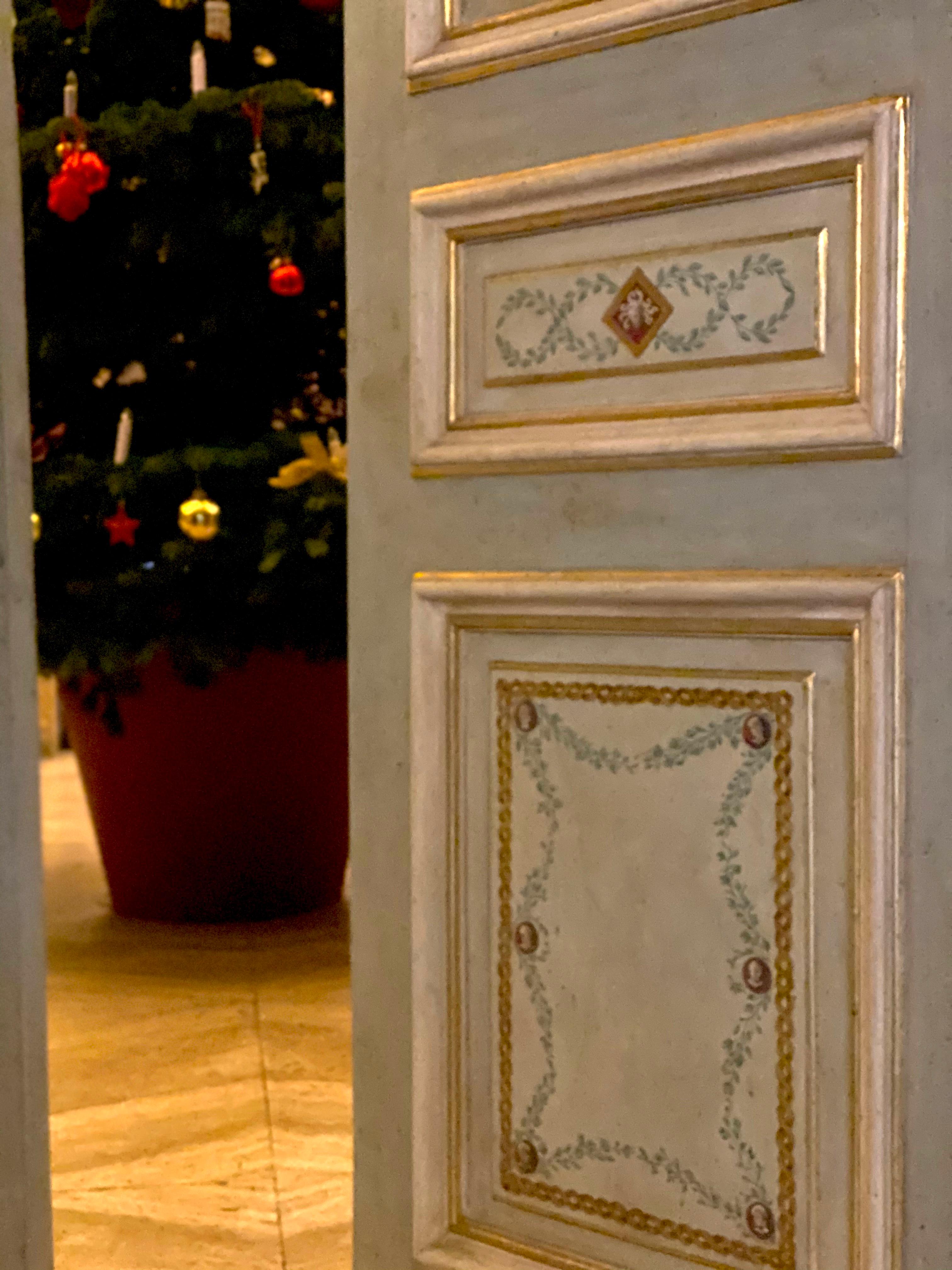 Elegante coppia di porte o rivestimenti dipinti italiani del XIX secolo 1