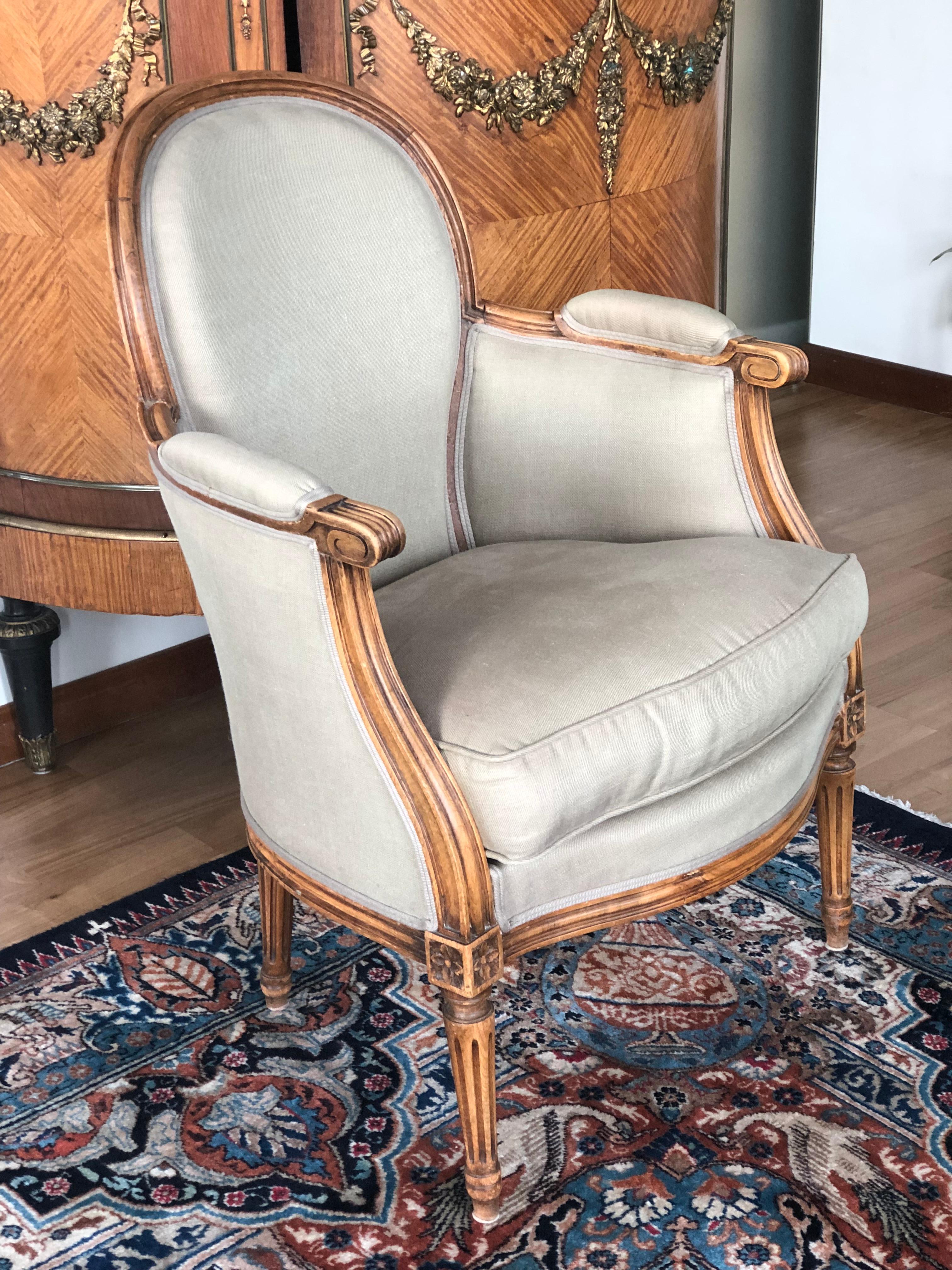 Elegant pair of antique armchairs from France. These chairs are made of solid walnut with curved legs and back and have been reupholstered with a beige linen fabric. Very comfortable and cozy. Perfect condition.
France, circa 1880.