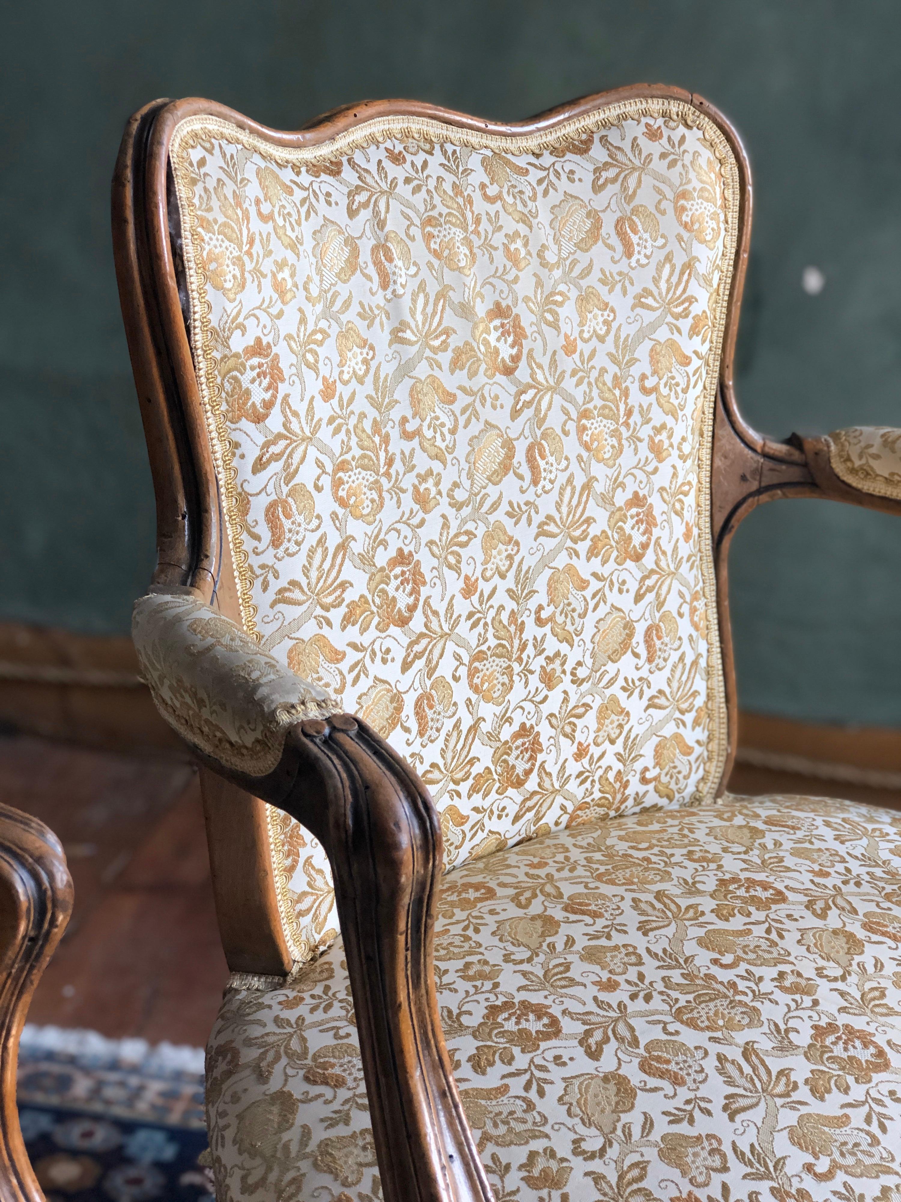 Hand-Carved Elegant Pair of Antique French Armchairs in Louis XV Style, circa 1880 For Sale