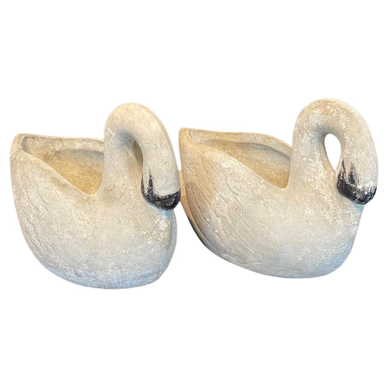 Elegantes Paar Antique French Swan Garden Pflanzgefäße aus Gussstein