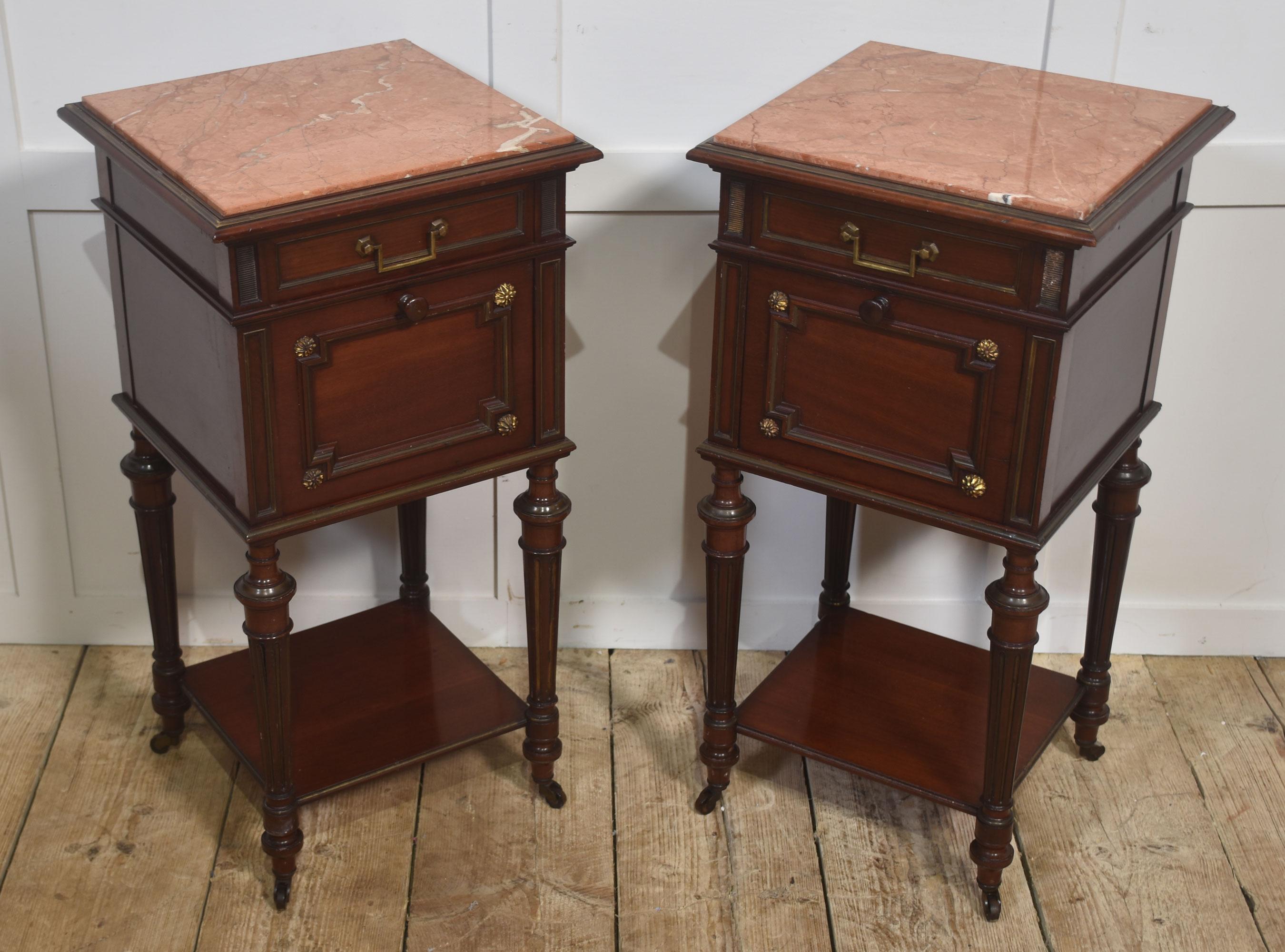 Britannique Elegant Paire de tables de chevet en acajou ancien en vente