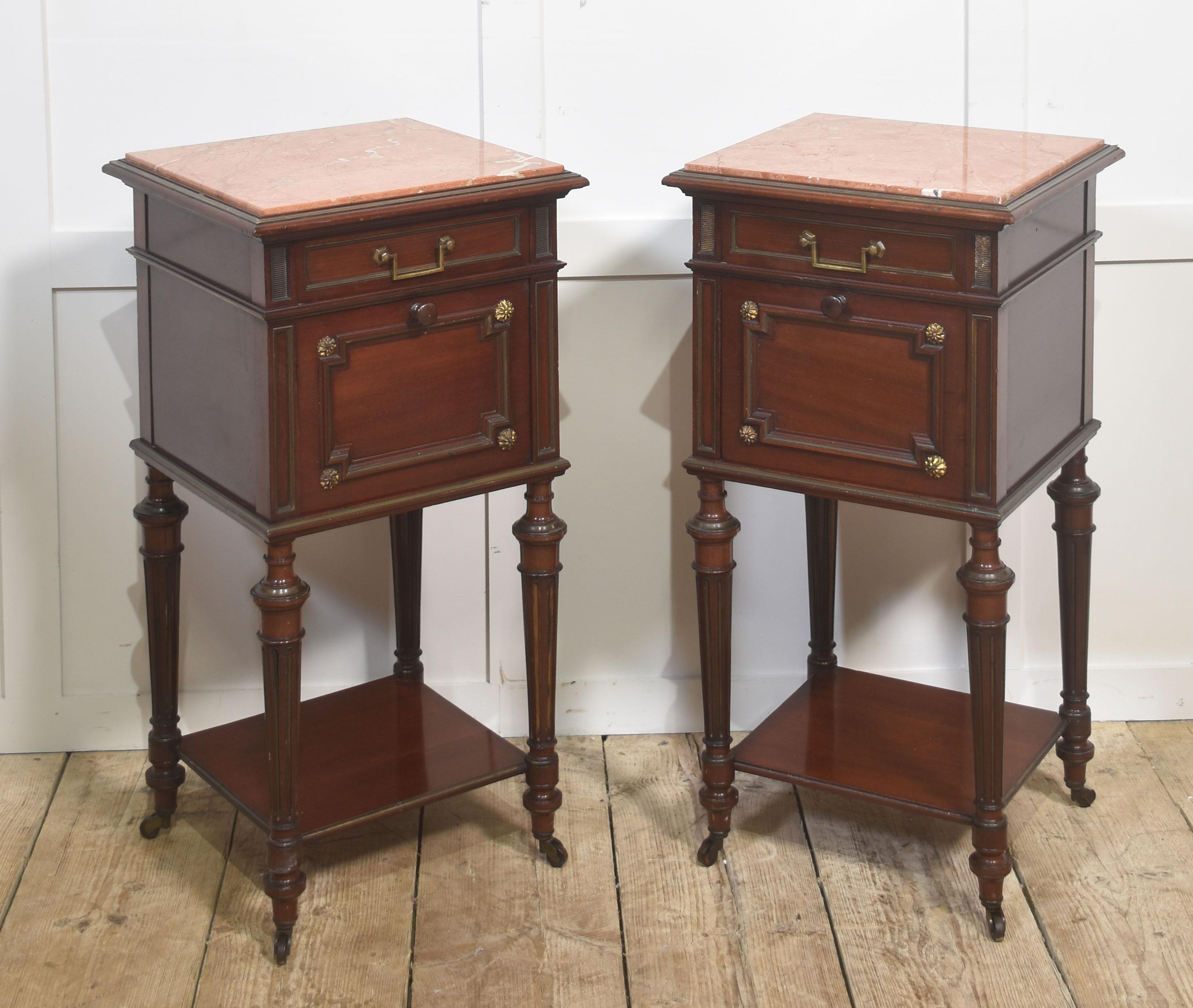 20ième siècle Elegant Paire de tables de chevet en acajou ancien en vente