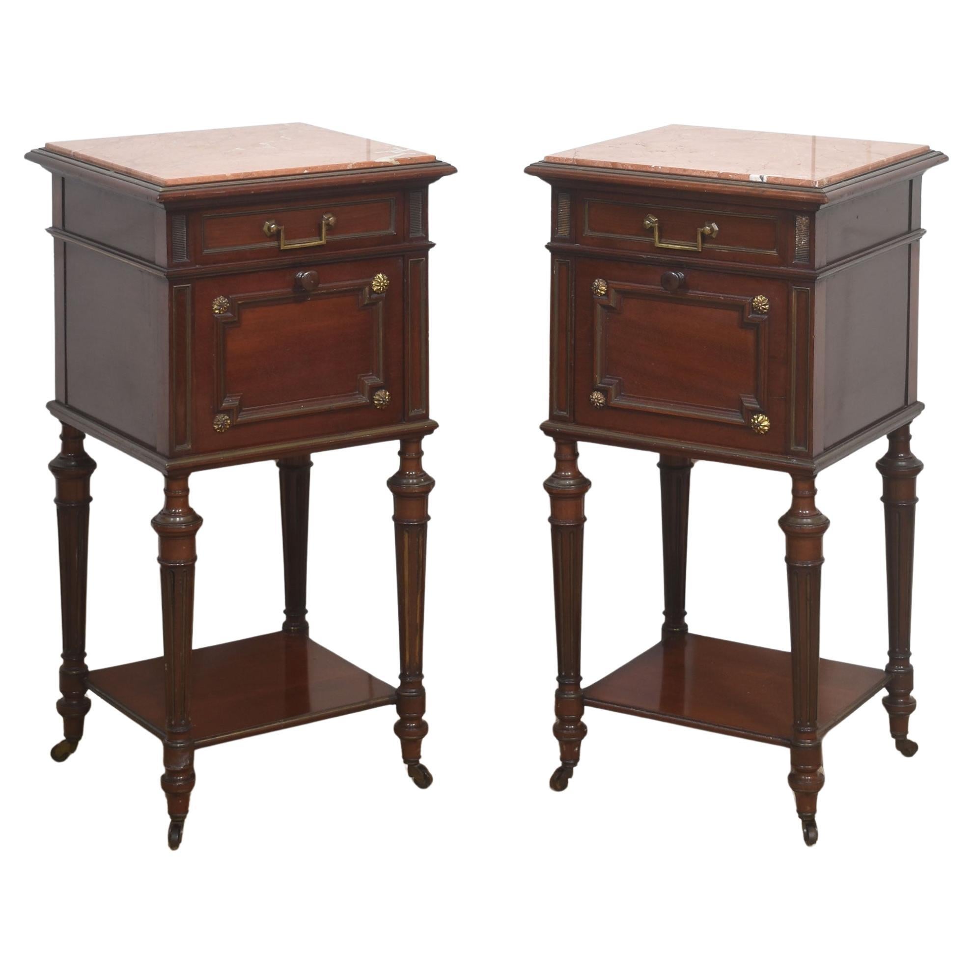 Elegant Paire de tables de chevet en acajou ancien en vente