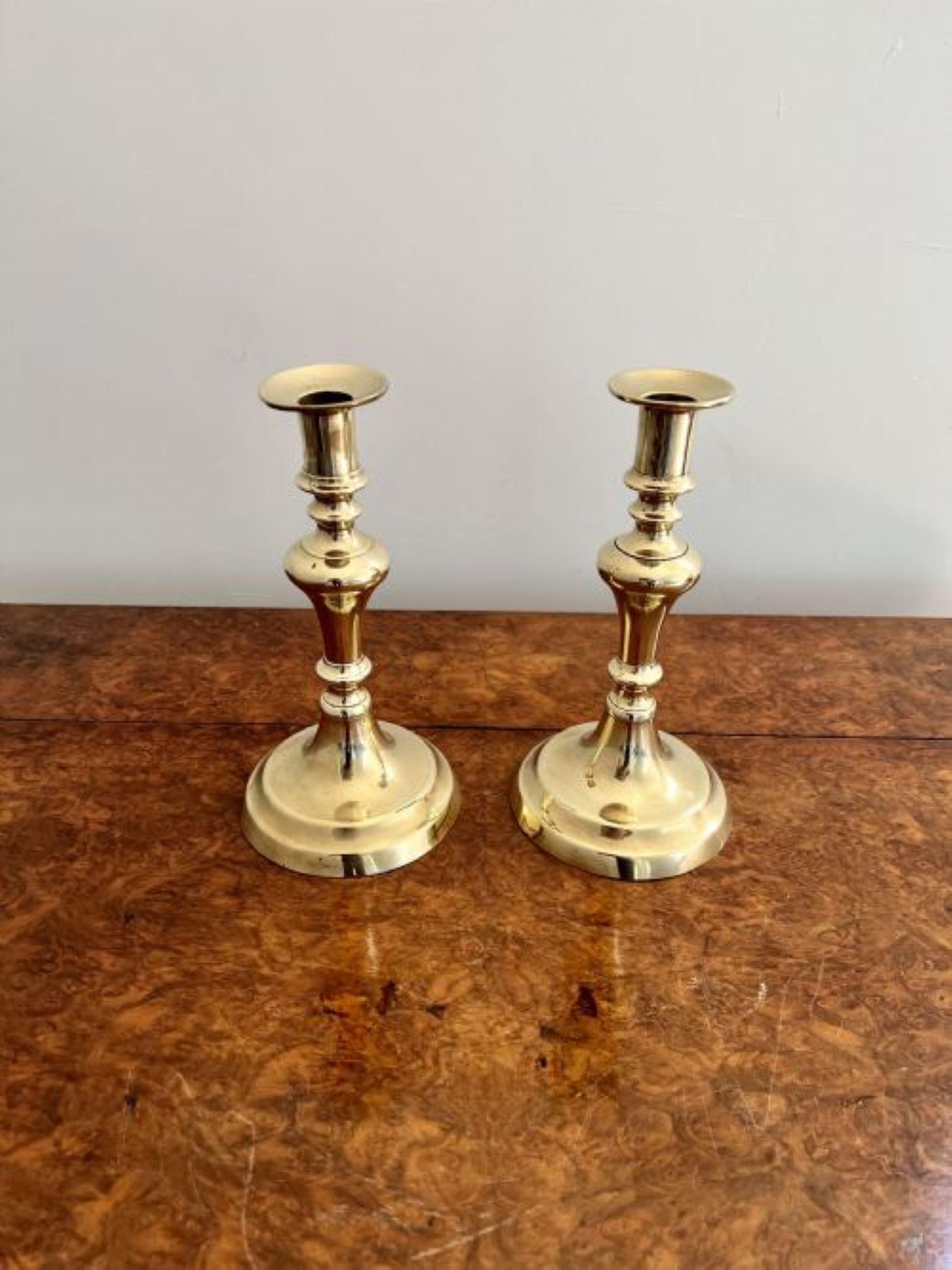 Elegante coppia di antichi candelieri vittoriani in ottone con un'elegante coppia di candelieri in ottone sollevati su basi circolari 