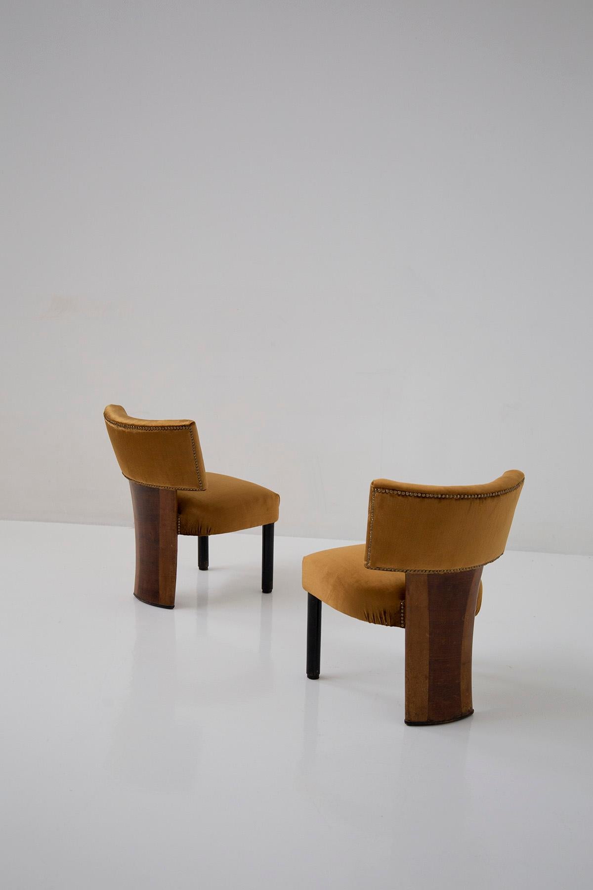 Elegant Pair of Armchairs Attributed to Gio Ponti in Yellow Velvet For Sale 4