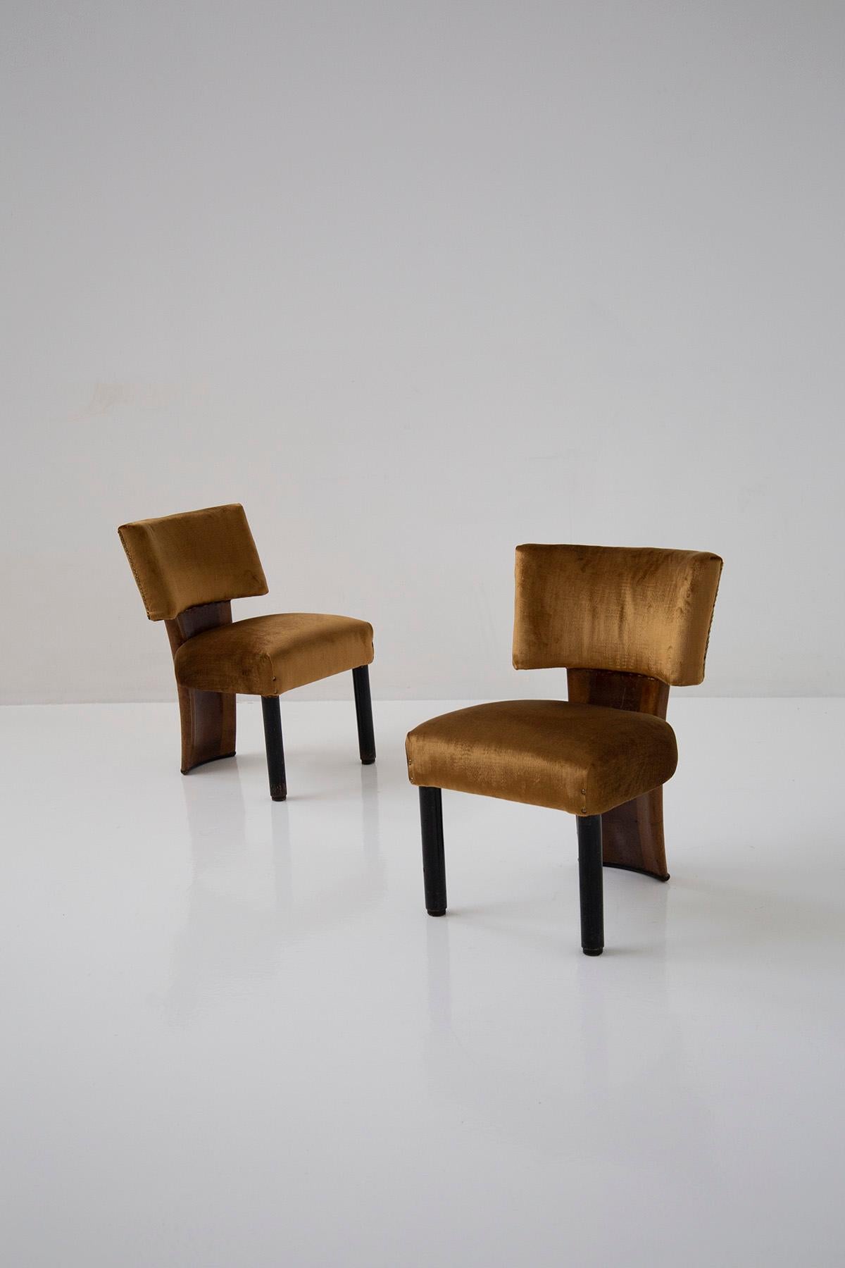 Elegant Pair of Armchairs Attributed to Gio Ponti in Yellow Velvet For Sale 7
