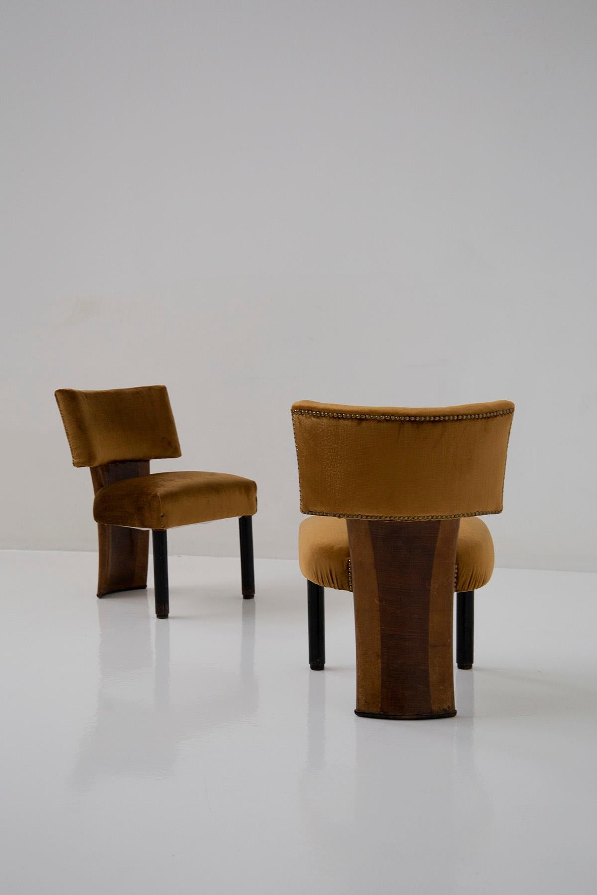 Wir stellen Ihnen ein prächtiges Sesselpaar vor, das dem berühmten Designer Gio Ponti zugeschrieben wird und aus den 1930er bis 40er Jahren stammt. Diese Sessel repräsentieren nicht nur eine bedeutende Epoche des italienischen Designs, sondern sind