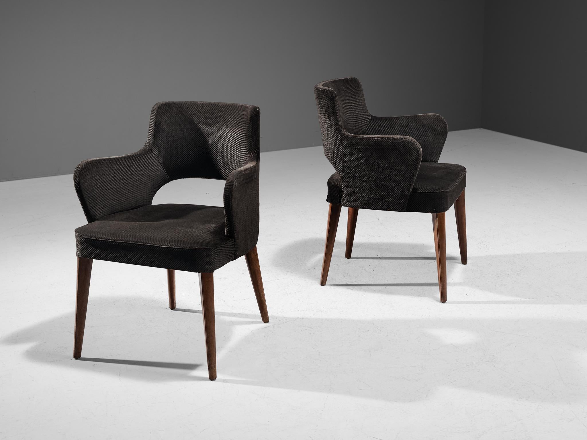 Paar Sessel, Stoff, gebeiztes Holz, Europa, 1970er Jahre 

Eine fließende, skulpturale Form A. Dieser organisch geformte Stuhl hat ein zeitloses und vielseitiges Design, das sich nahtlos in Arbeits-, Konferenz-, Lounge- und Esszimmeranwendungen