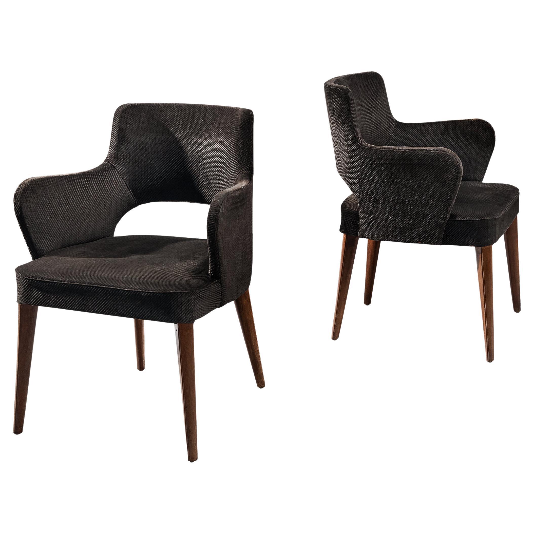 Elegantes Paar Sessel mit dunkelgrauer Polsterung und gebeiztem Holzbezug 