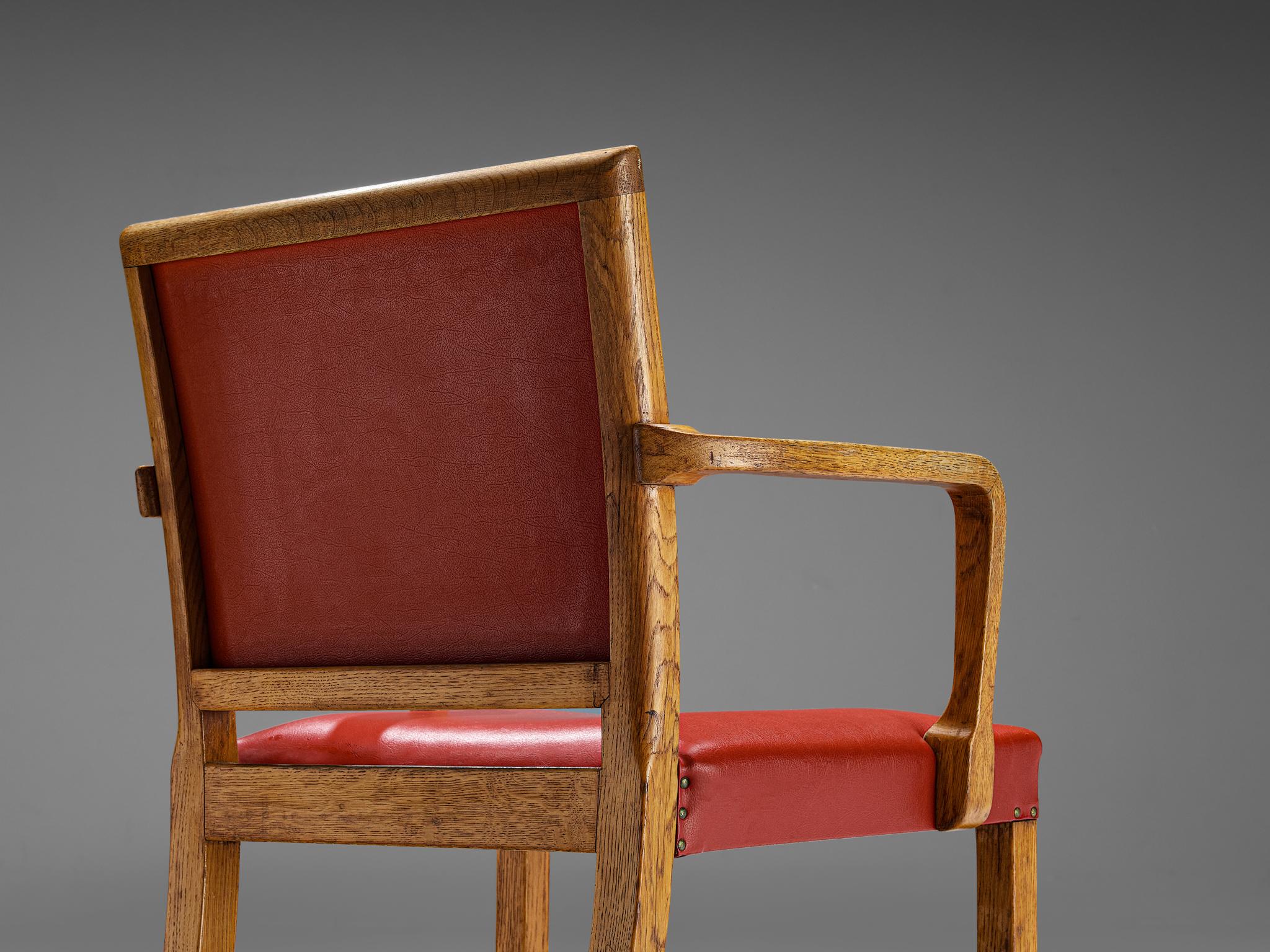 Mid-Century Modern Élégante paire de fauteuils en chêne et similicuir rouge en vente