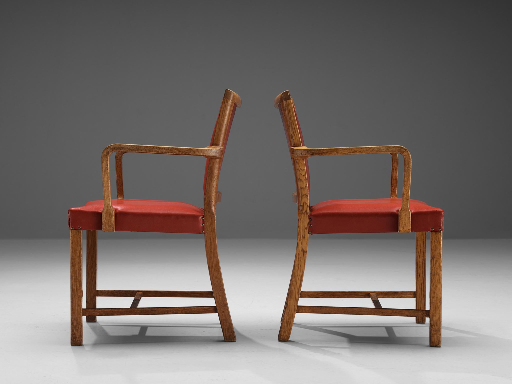 Européen Élégante paire de fauteuils en chêne et similicuir rouge en vente