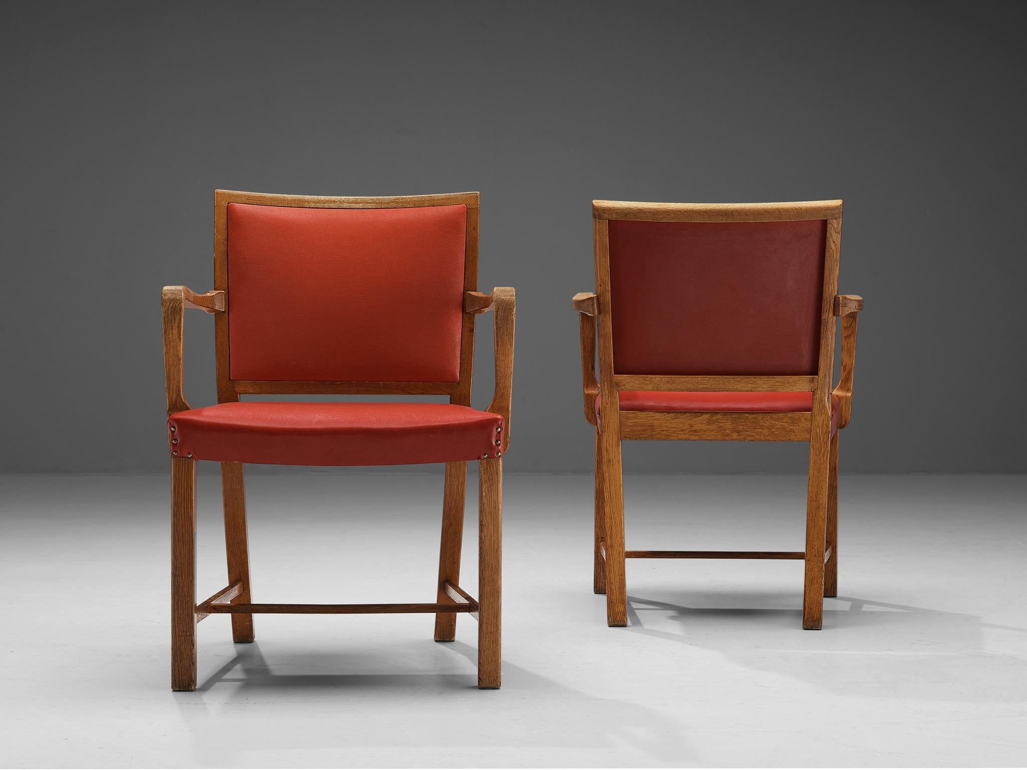 Milieu du XXe siècle Élégante paire de fauteuils en chêne et similicuir rouge en vente