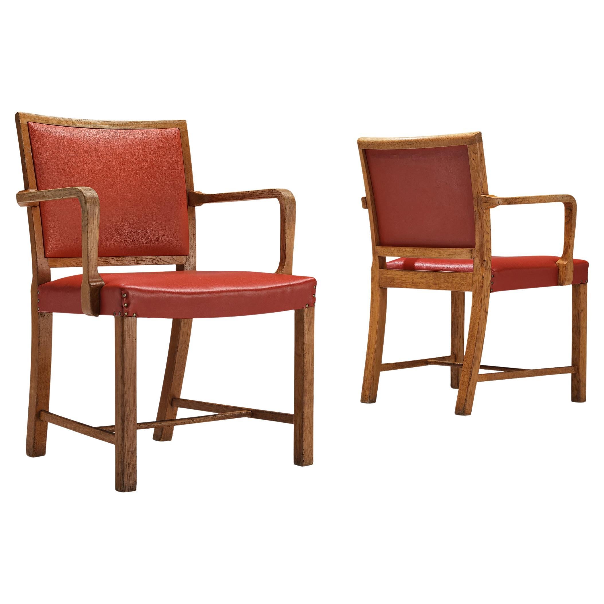 Élégante paire de fauteuils en chêne et similicuir rouge en vente