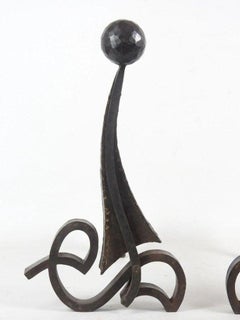 Élégante paire de chenets Art déco en fer martelé datant d'environ 1930/1950