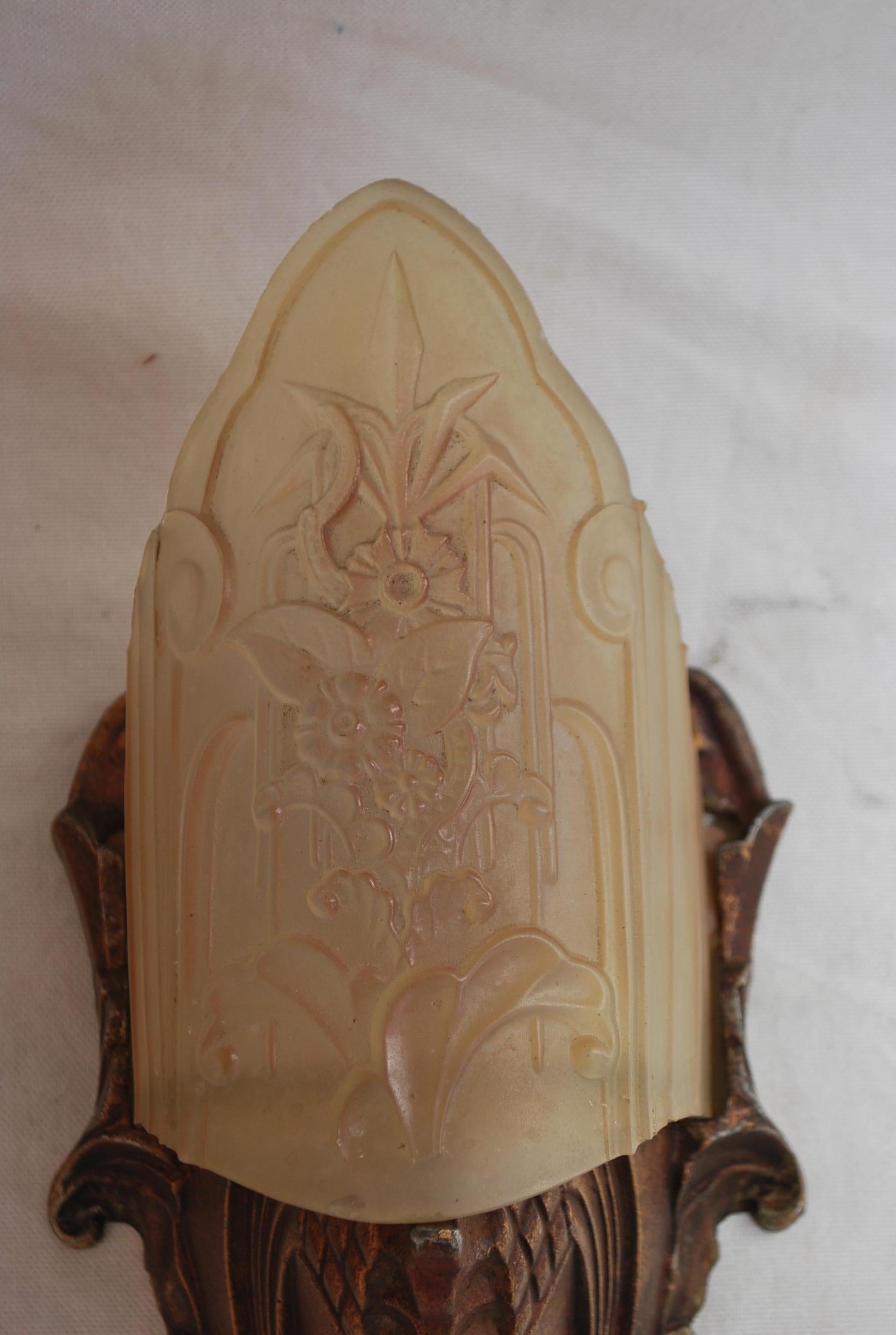 Ein schönes Paar von 1920's Art deco Wandleuchter, die Patina ist so viel schöner in Person