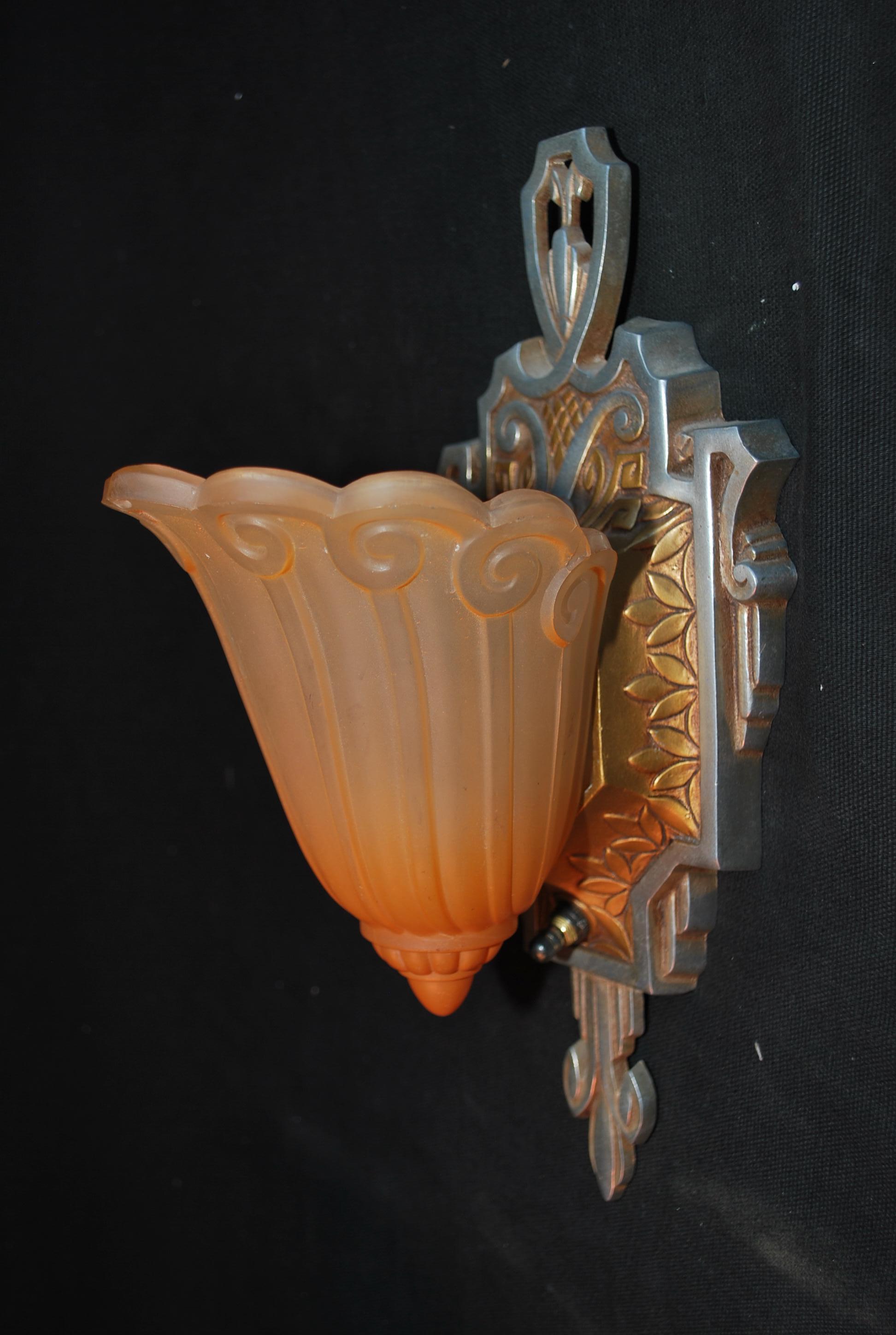 Early 20th Century elegant pair of Art Deco sconces For Sale