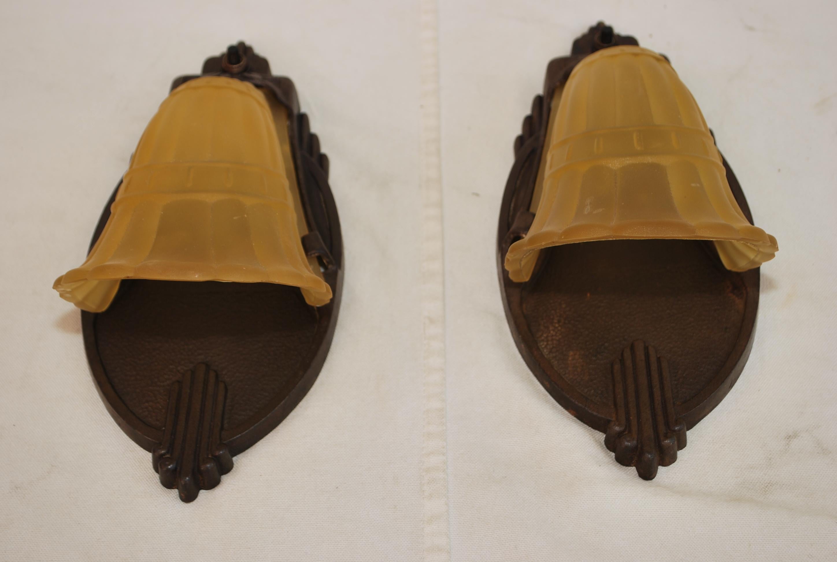 Early 20th Century Elegant pair of Art Deco sconces For Sale