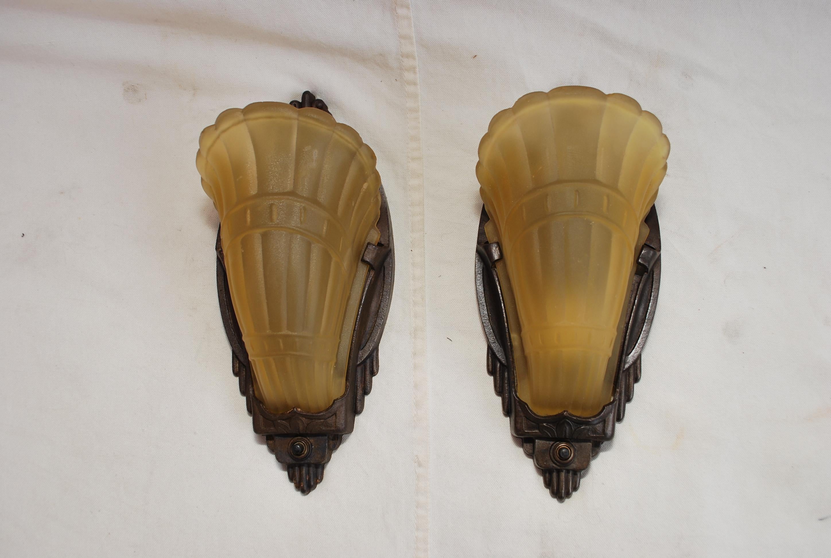 Elegant pair of Art Deco sconces For Sale 1