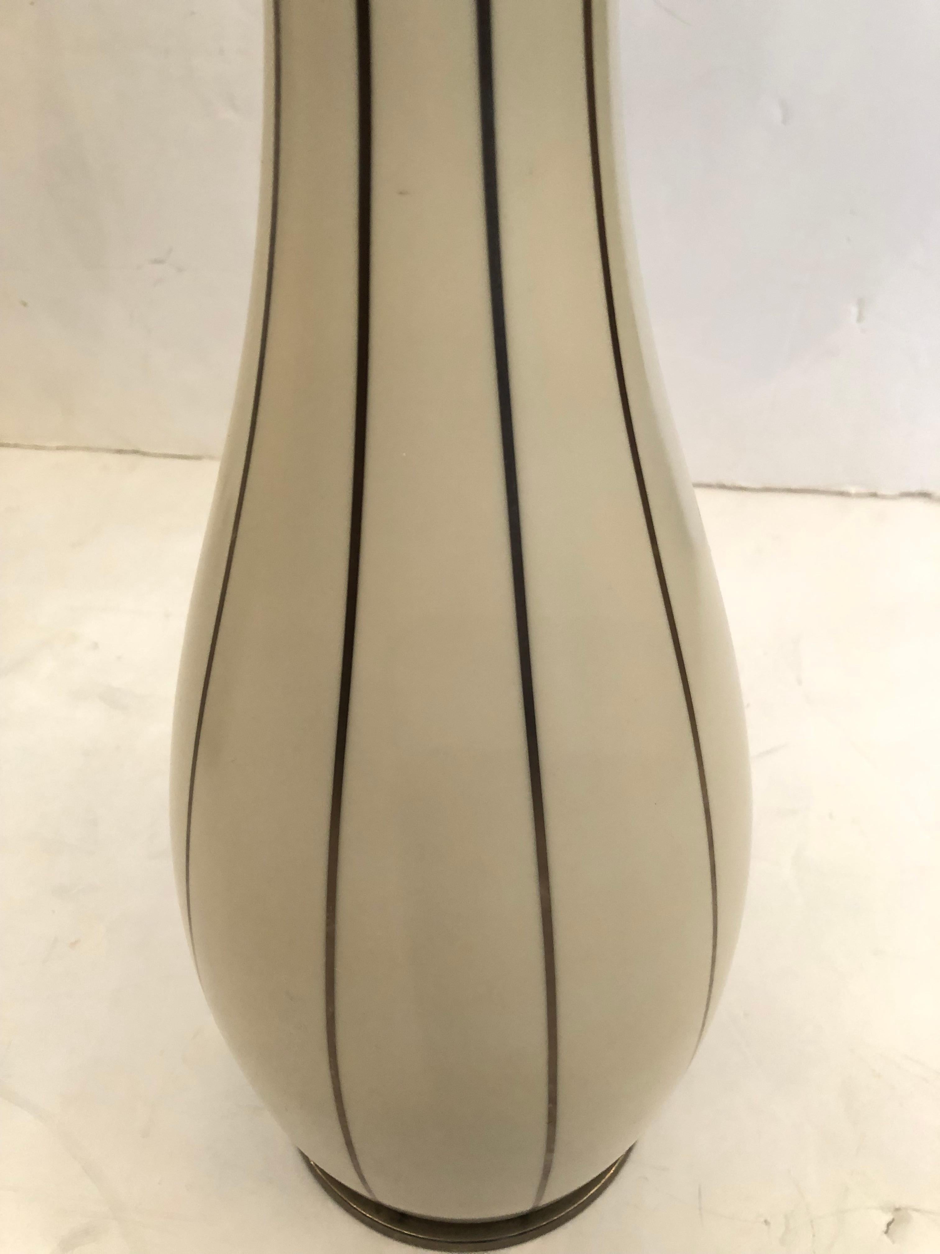 Elegant Pair of Barbara Barry Cream & Silver Table Lamps In Good Condition In Hopewell, NJ