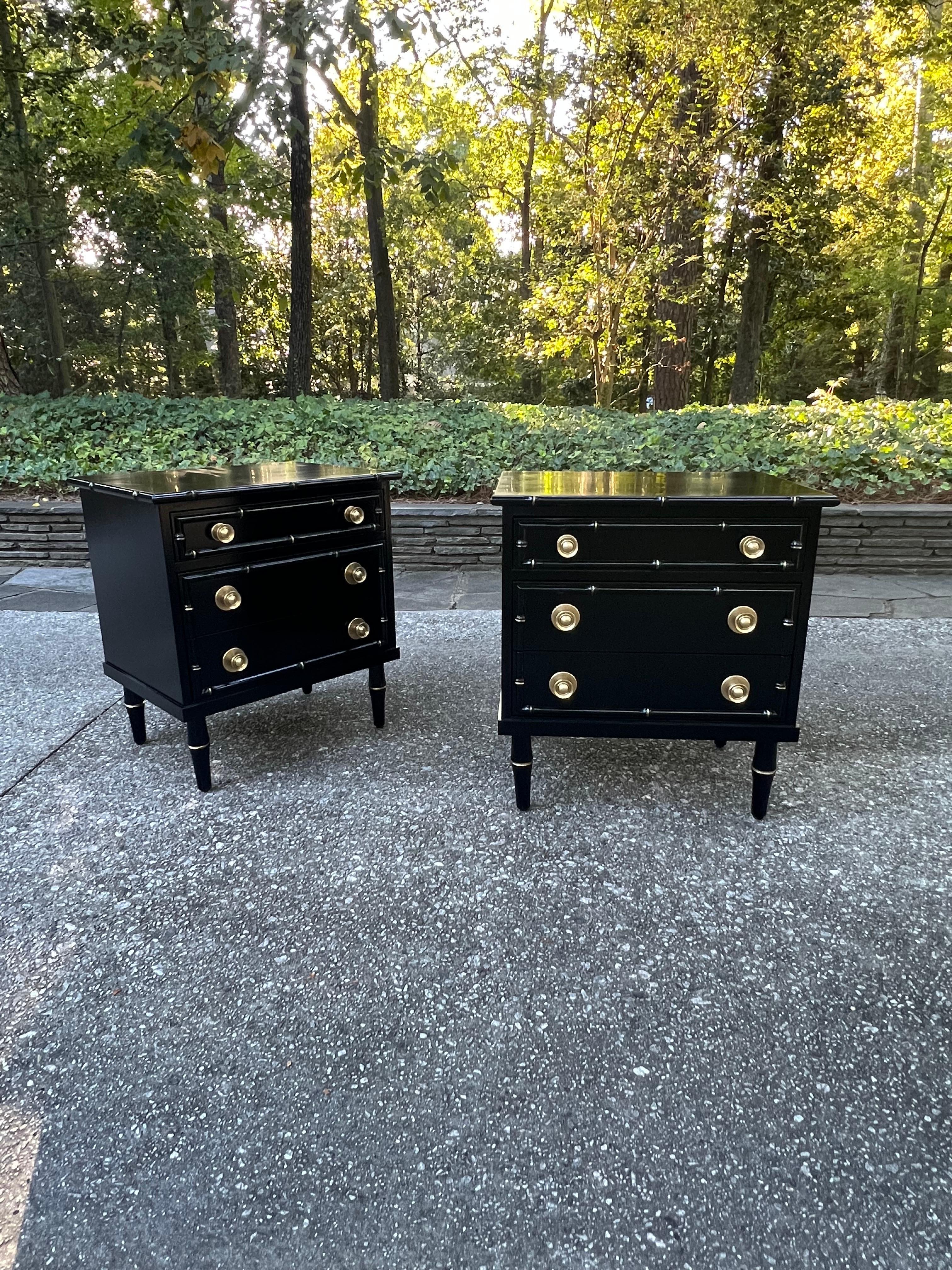 Elegant Pair of Black Lacquer and Brass Small Chests by Ficks Reed, circa 1960 For Sale 12
