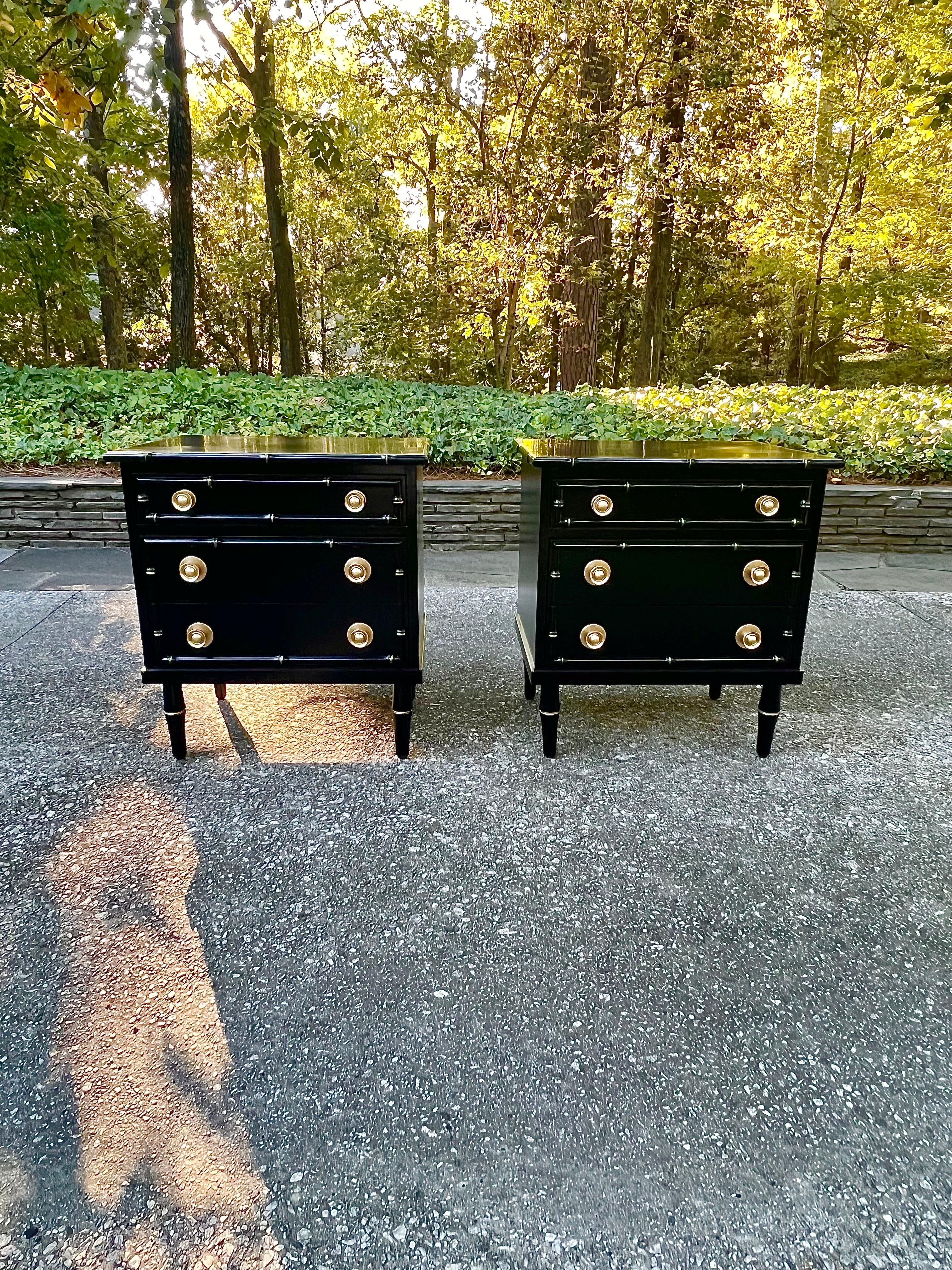 Modern Elegant Pair of Black Lacquer and Brass Small Chests by Ficks Reed, circa 1960 For Sale