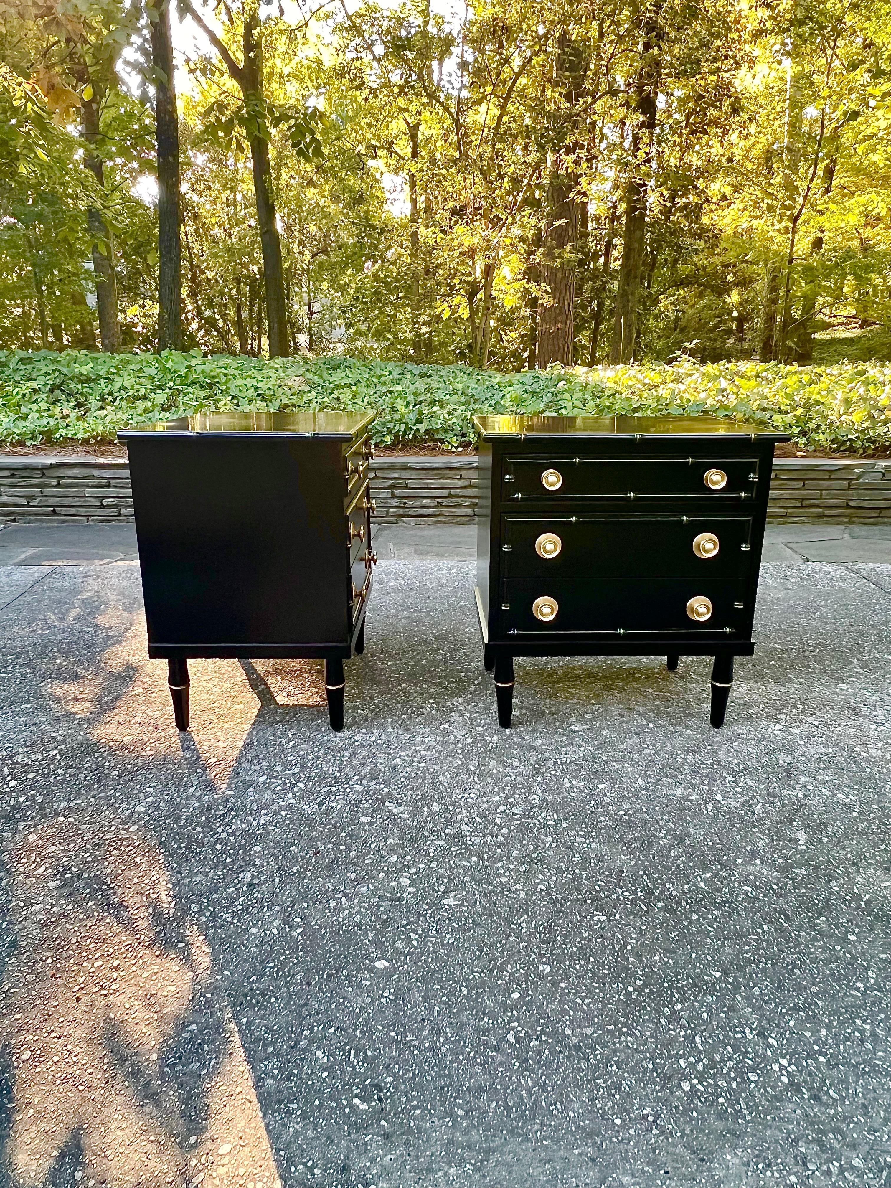 American Elegant Pair of Black Lacquer and Brass Small Chests by Ficks Reed, circa 1960 For Sale