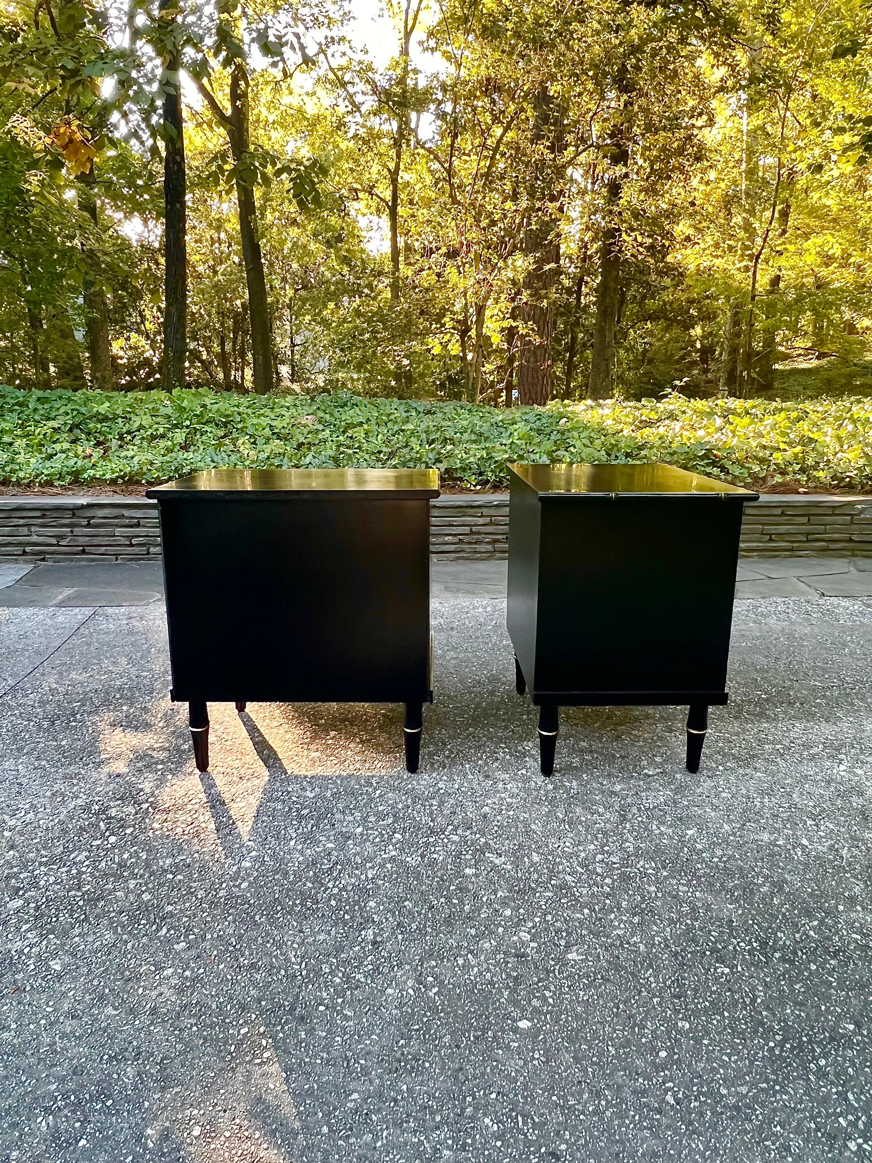 Mid-20th Century Elegant Pair of Black Lacquer and Brass Small Chests by Ficks Reed, circa 1960 For Sale