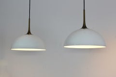 Elegante coppia di lampade a sospensione in ottone e vetro bianco-opale di Florian Schulz