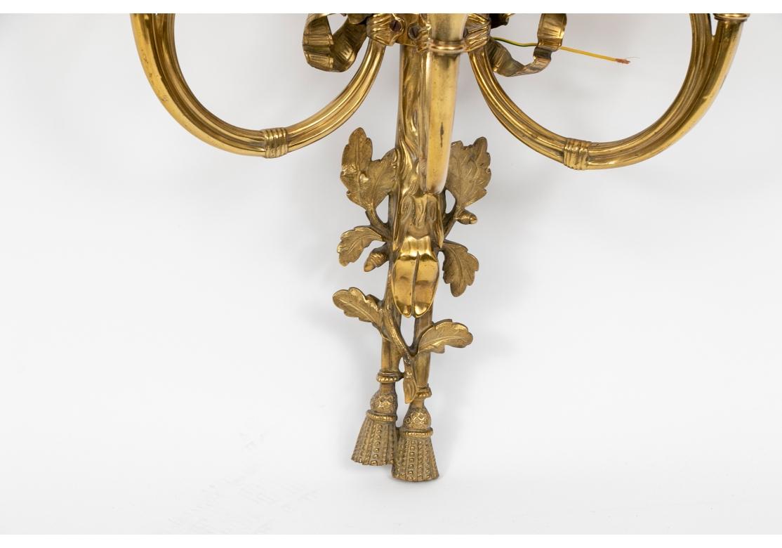 Louis XV Stil drei Horn Lichter jeweils mit Eiche Branch Form unterstützt mit Eichenblättern. Bögen auf dem Kamm und in der Mitte, das Terminal mit Eichenblättern und Quasten und Hufform auf dem vertikalen Element. Die Horn-Bögen sind mit