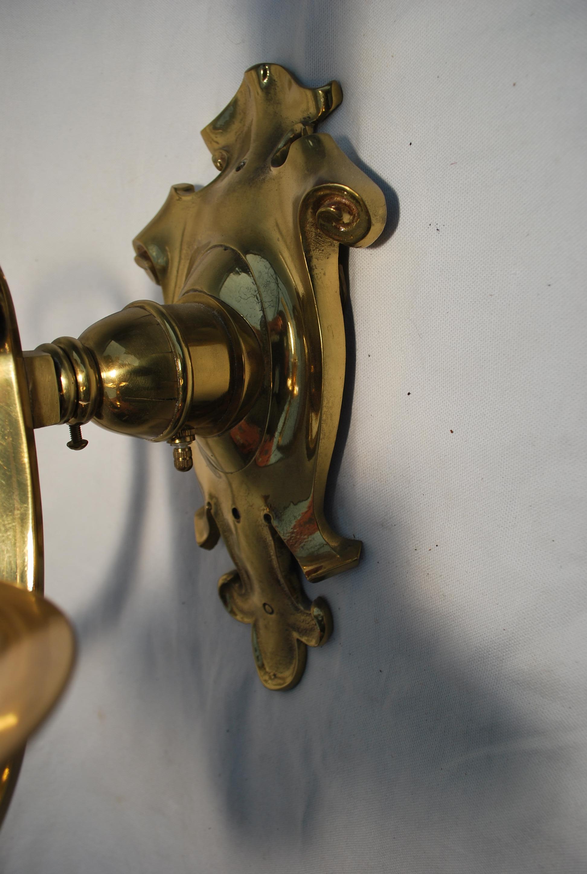 Elegant pair of brass sconces, English style In Good Condition For Sale In Los Angeles, CA