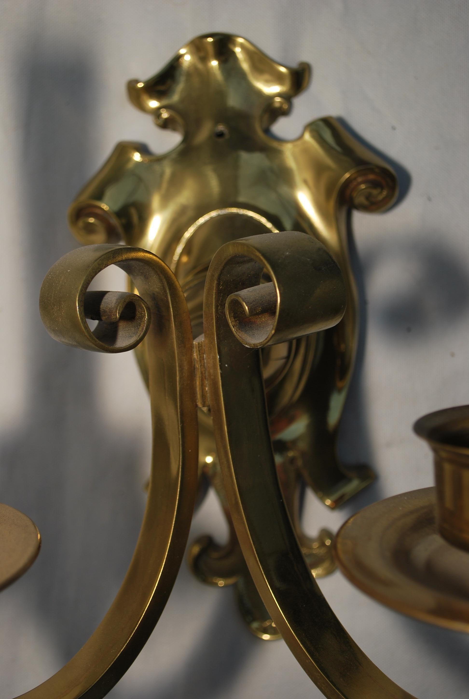 Late 20th Century Elegant pair of brass sconces, English style For Sale