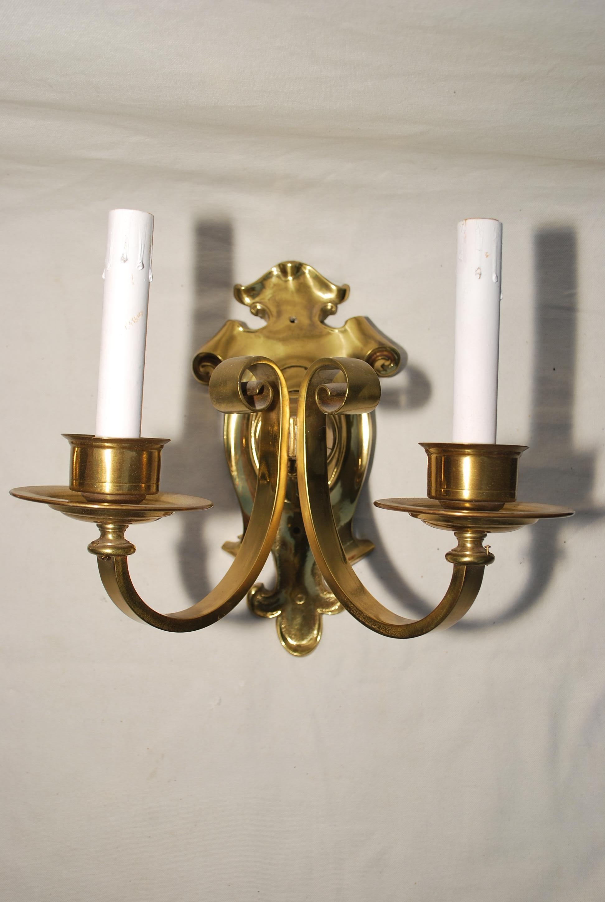Brass Elegant pair of brass sconces, English style For Sale