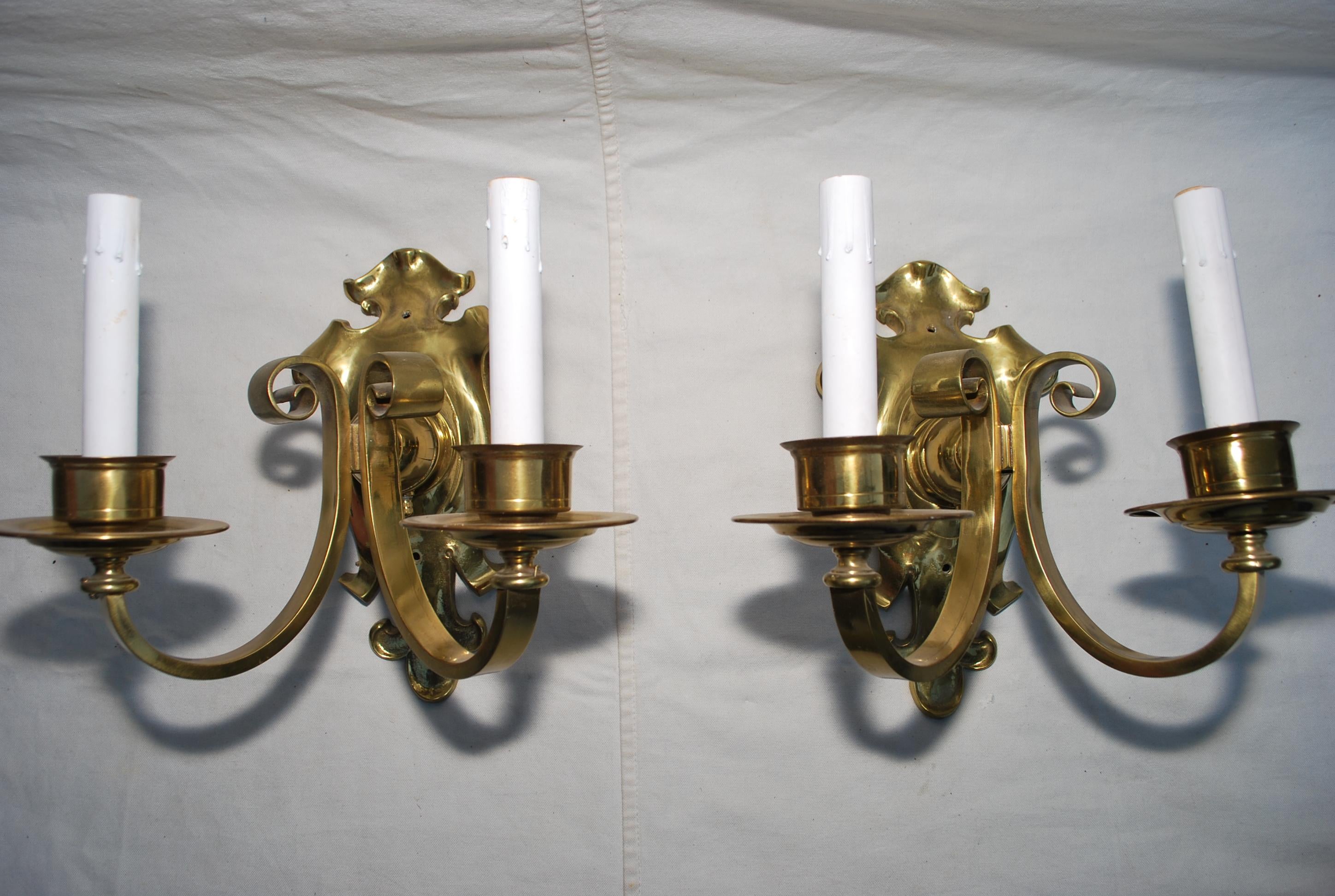 Elegant pair of brass sconces, English style For Sale 1