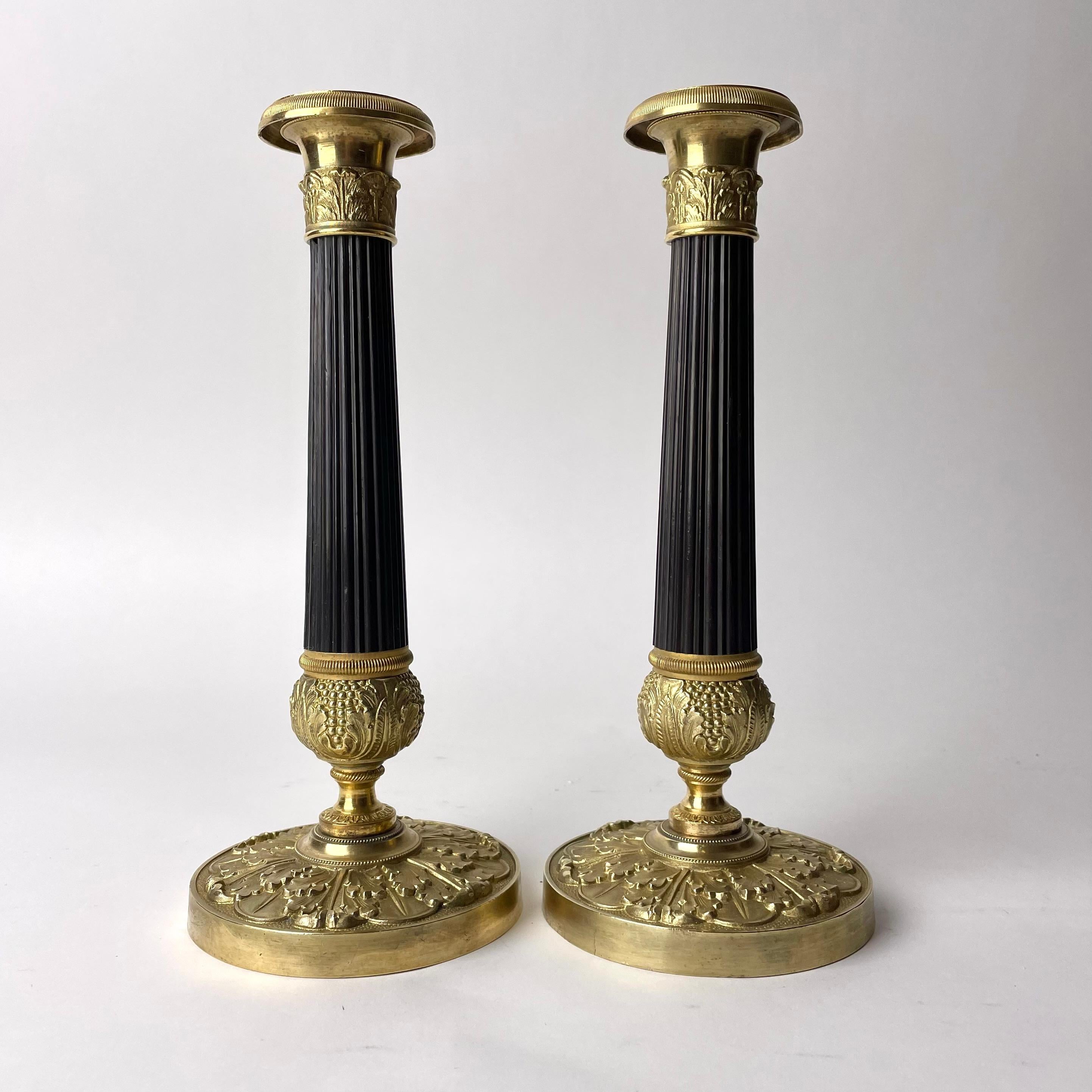 Elegantes Paar Kerzenleuchter i Bronze mit dunkel patinierter Säule. Französisch  Empire in den 1820er Jahren.


Abnutzung entsprechend dem Alter und dem Gebrauch 