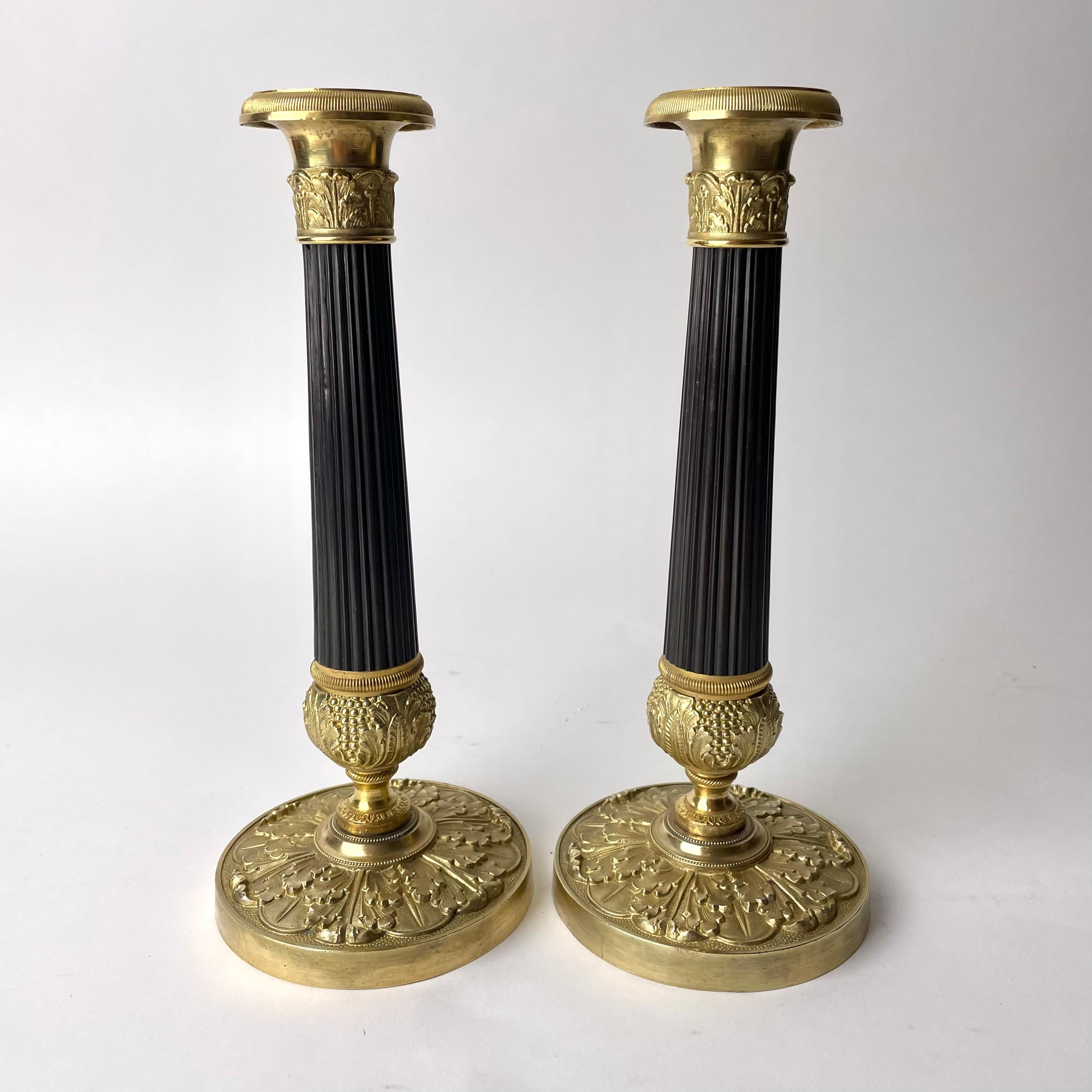 French Elegant pair of Candlesticks i bronze. Empire, 1820s For Sale