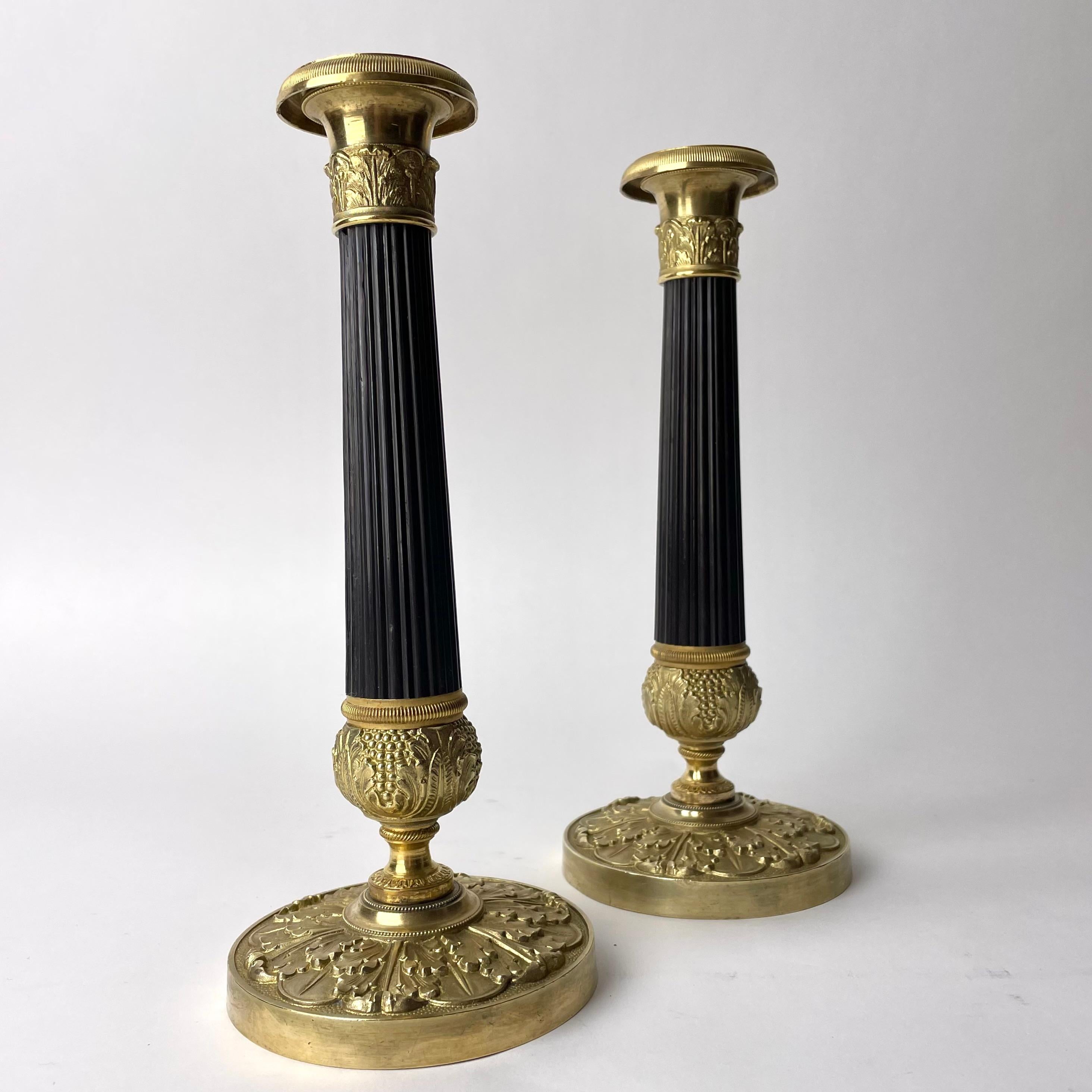 Patinated Elegant pair of Candlesticks i bronze. Empire, 1820s For Sale