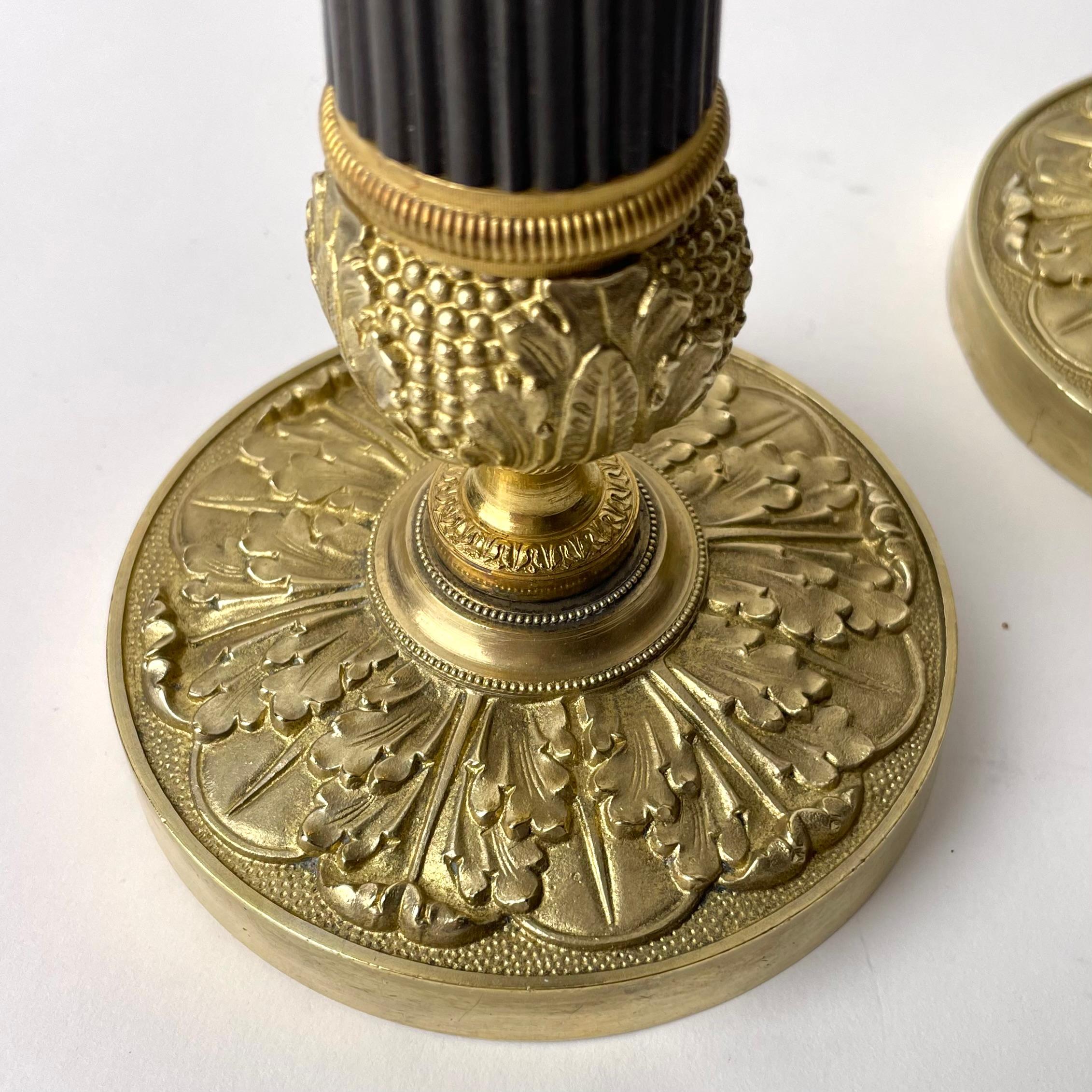 Elegantes Paar Kerzenständer aus Bronze. Kaiserreich, 1820er Jahre (Patiniert) im Angebot