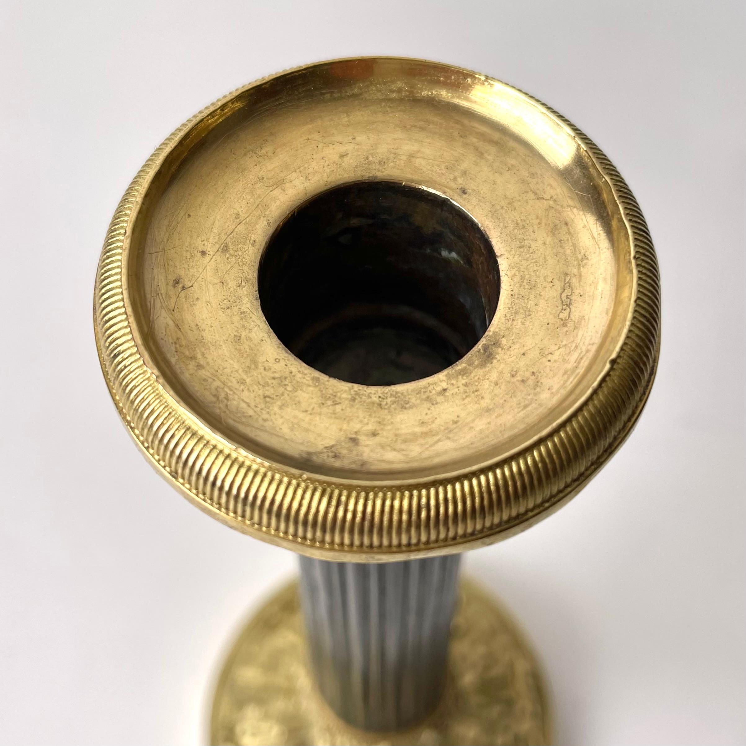 Bronze Élégante paire de chandeliers en bronze Empire, années 1820 en vente