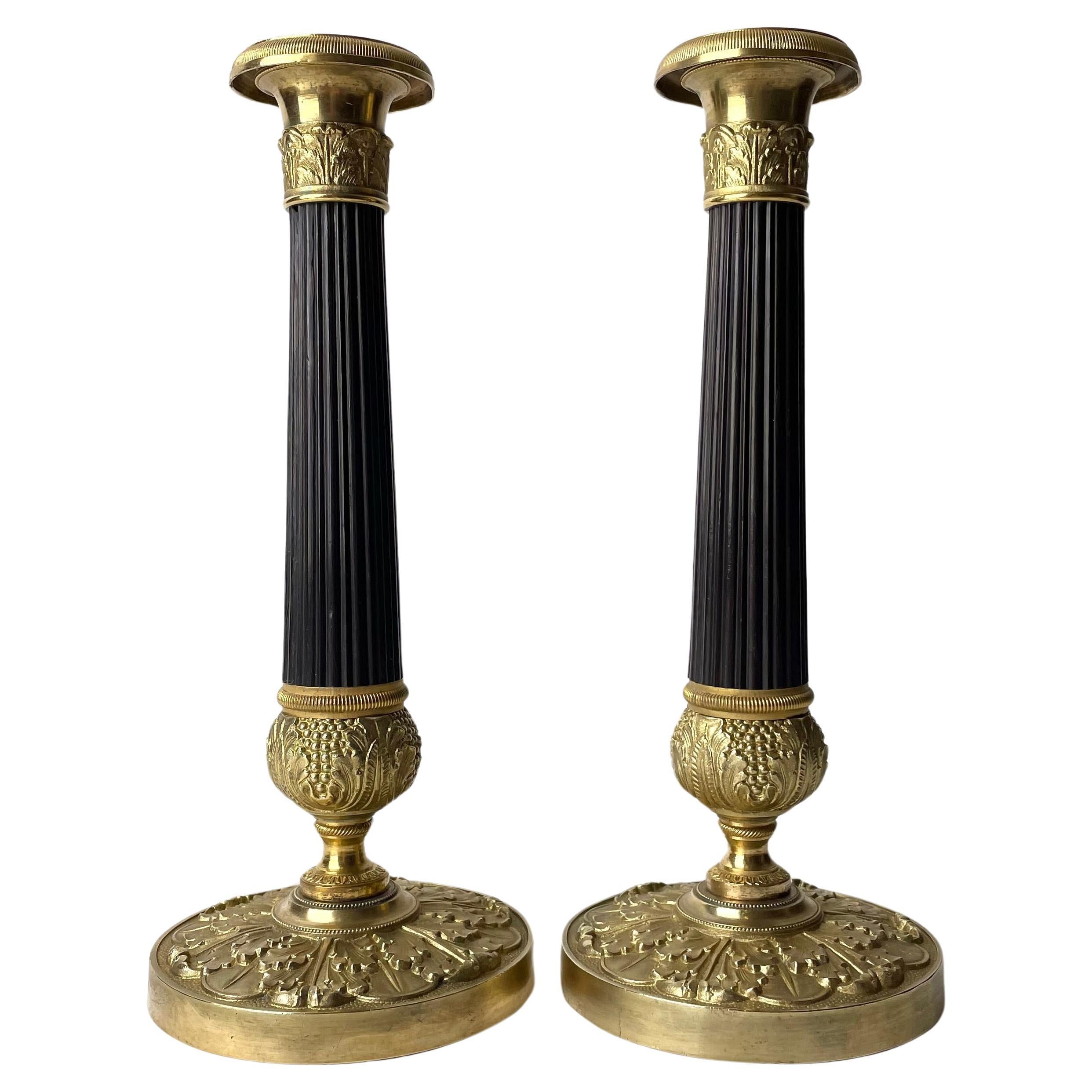 Elegantes Paar Kerzenständer aus Bronze. Kaiserreich, 1820er Jahre