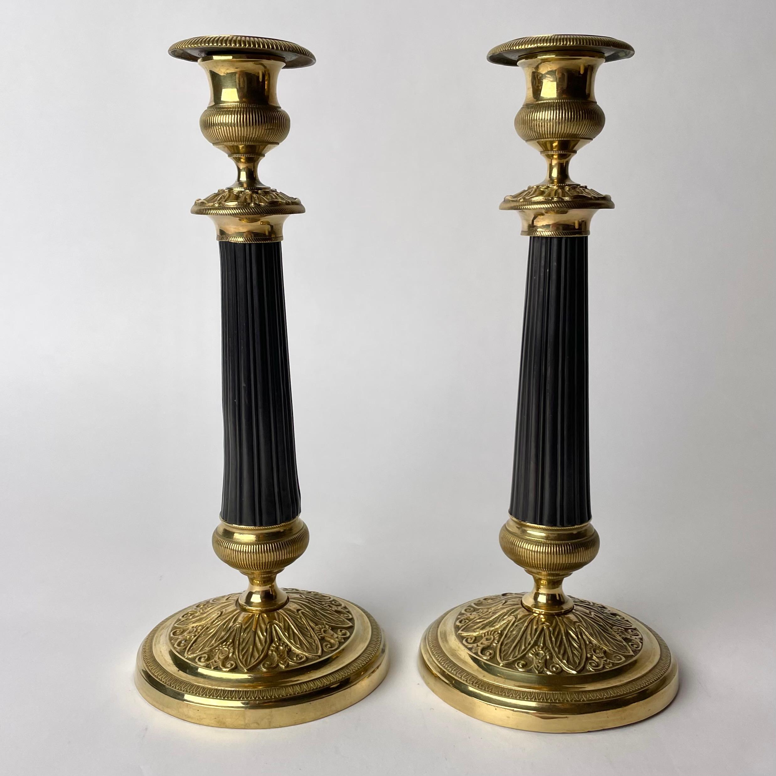 Elegantes Paar Kerzenständer aus vergoldeter und dunkel patinierter Bronze. Kaiserreich ab 1820 (Empire) im Angebot