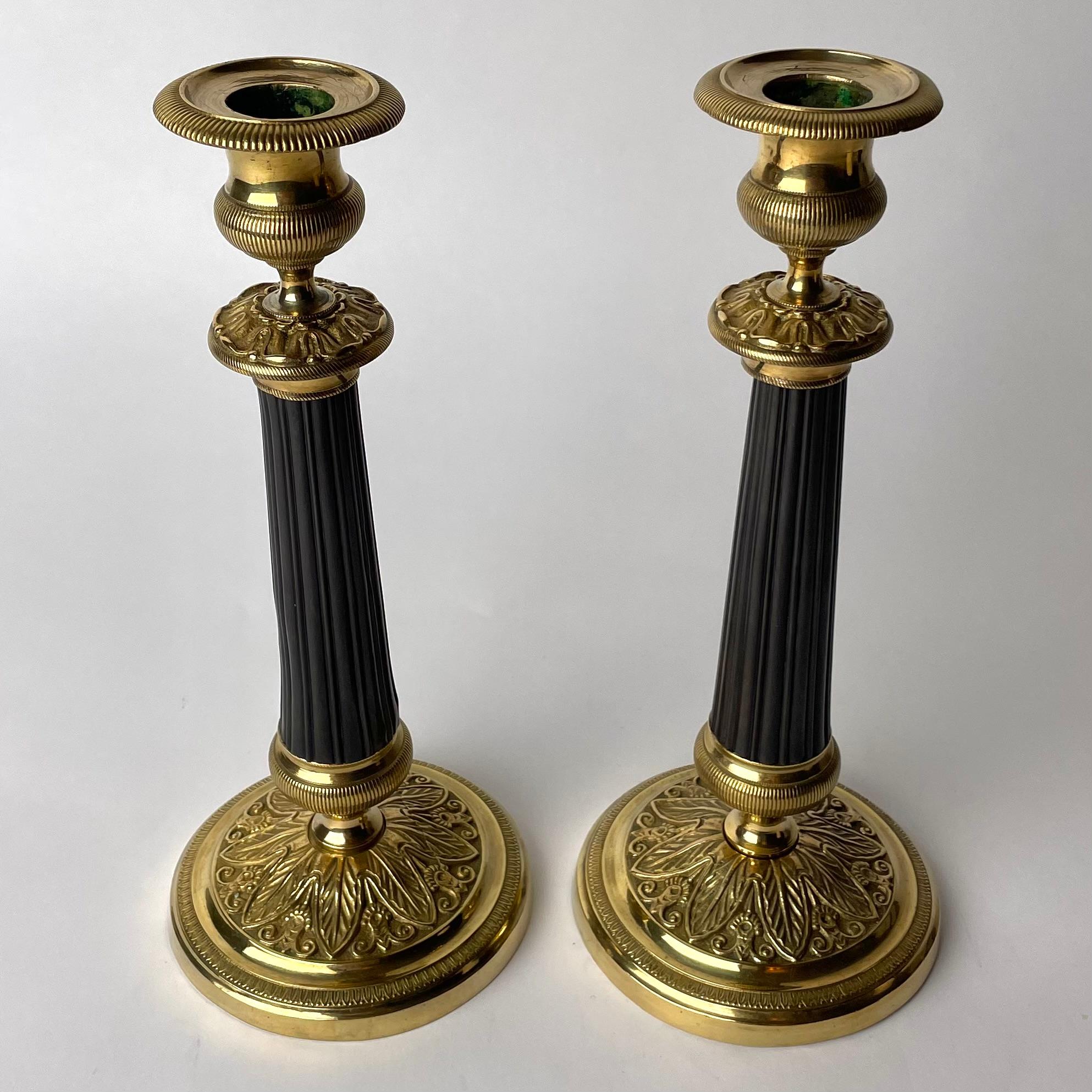 Elegantes Paar Kerzenständer aus vergoldeter und dunkel patinierter Bronze. Kaiserreich ab 1820 (Französisch) im Angebot