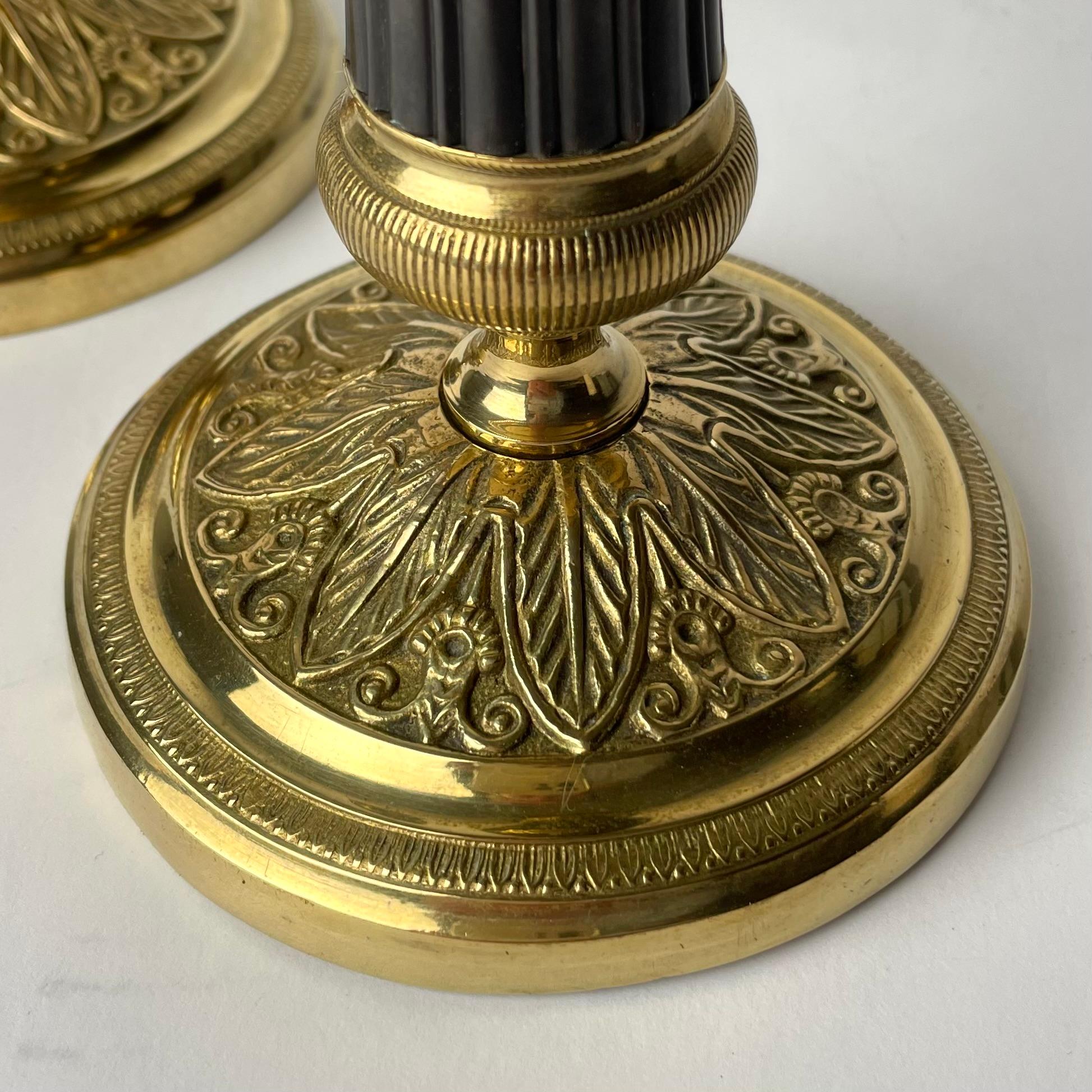 Elegantes Paar Kerzenständer aus vergoldeter und dunkel patinierter Bronze. Kaiserreich ab 1820 (Vergoldet) im Angebot