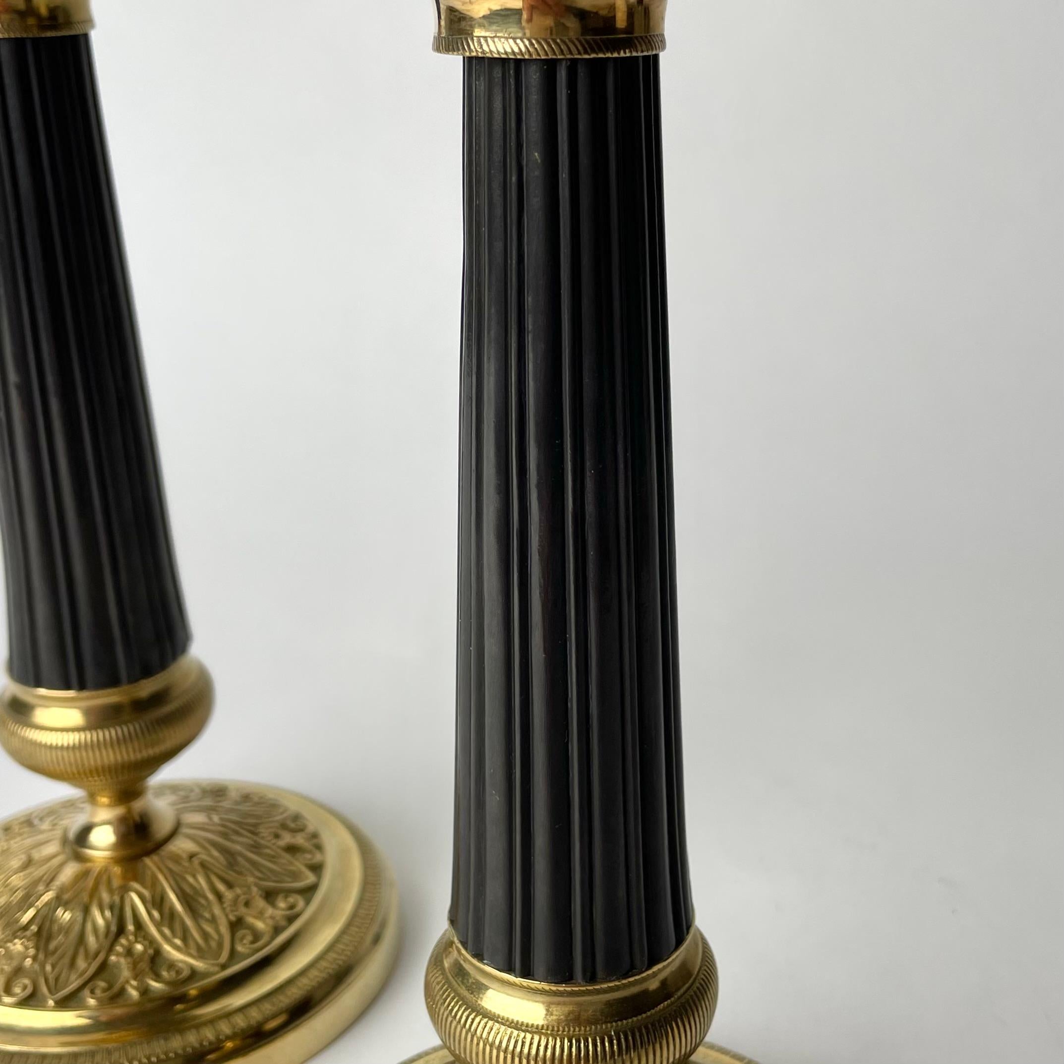 Elegantes Paar Kerzenständer aus vergoldeter und dunkel patinierter Bronze. Kaiserreich ab 1820 im Zustand „Gut“ im Angebot in Knivsta, SE
