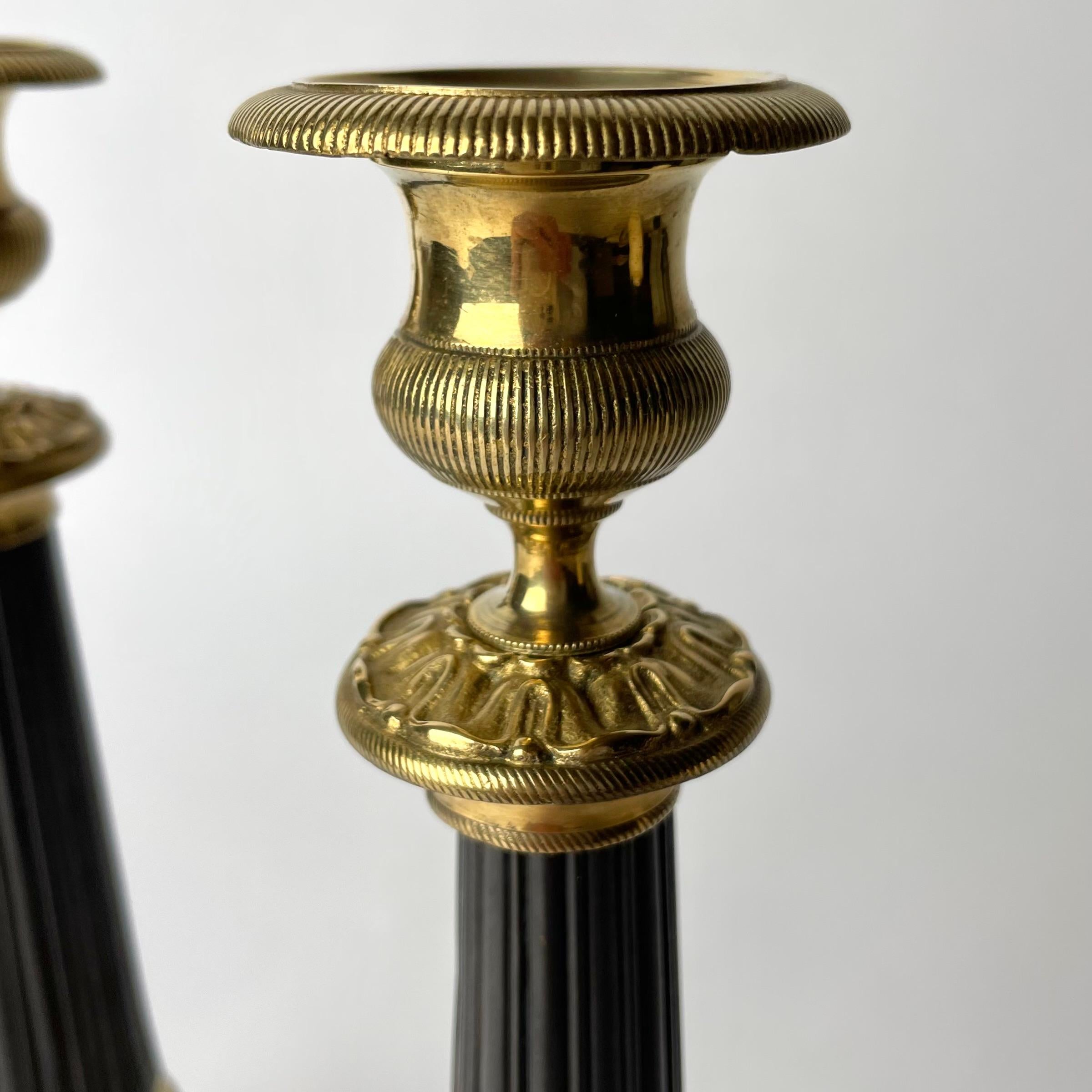 Elegantes Paar Kerzenständer aus vergoldeter und dunkel patinierter Bronze. Kaiserreich ab 1820 (Frühes 19. Jahrhundert) im Angebot
