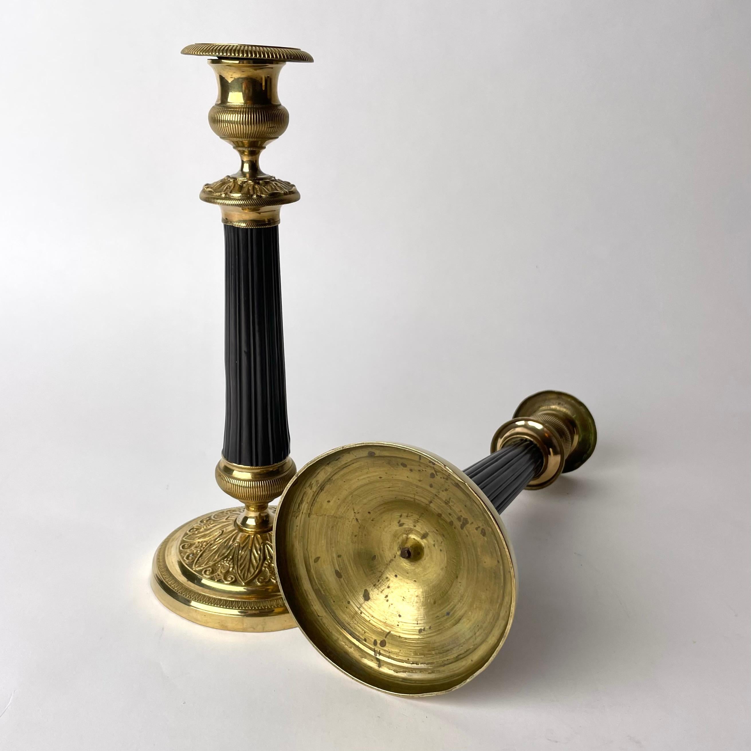 Elegant pair of Candlesticks in gilt & dark patinated bronze. Empire from 1820s For Sale 1