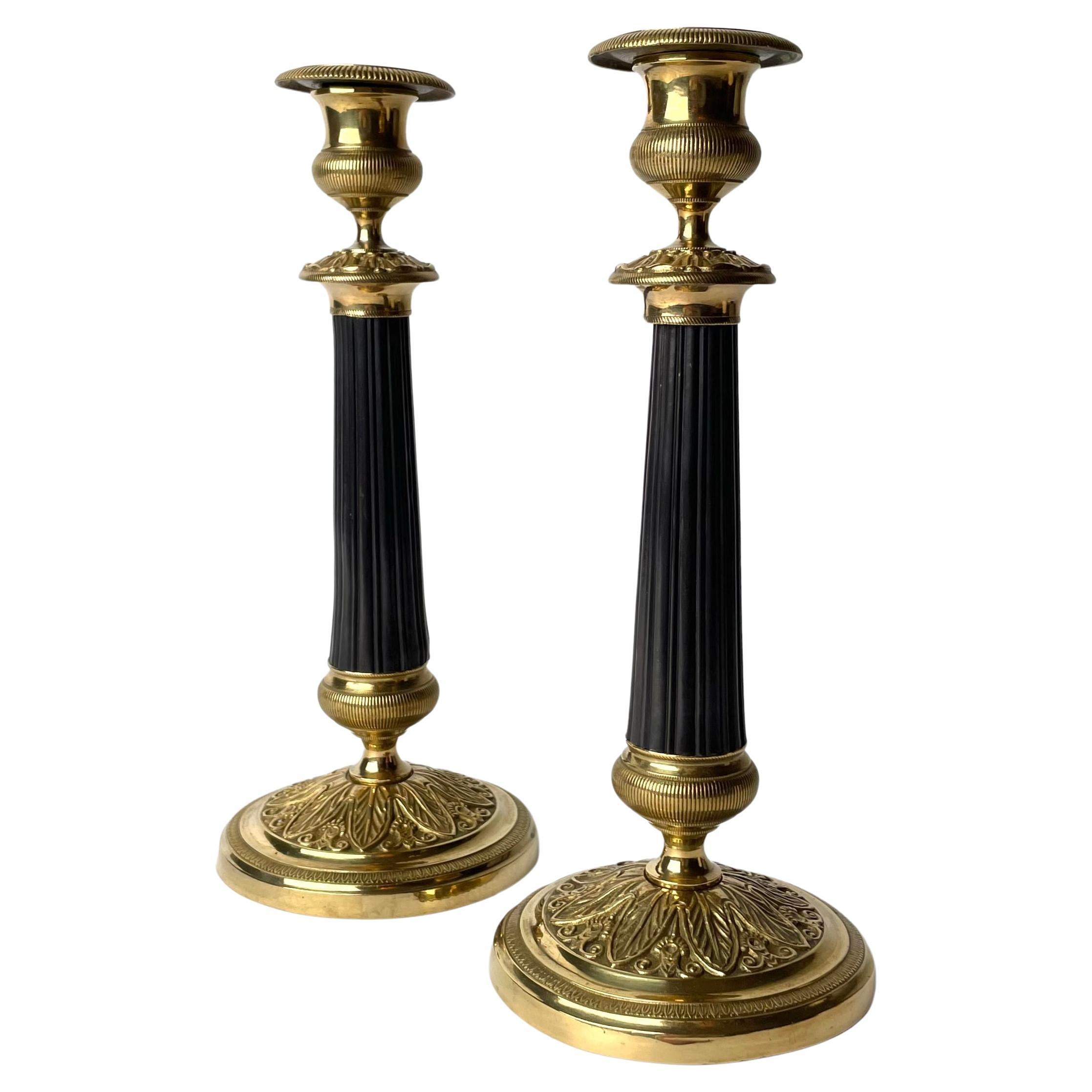 Elegantes Paar Kerzenständer aus vergoldeter und dunkel patinierter Bronze. Kaiserreich ab 1820 im Angebot
