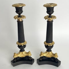 Elegantes Paar Kerzenständer in Louis Philippe. Dunkel patinierte und vergoldete Bronze